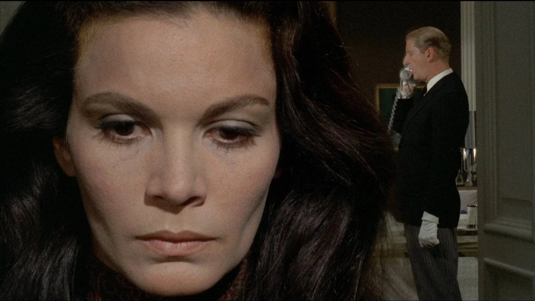 Carole's (Florinda Bolkan) face is extremely zoomed in as a split diopter shot with a servant answering the phone on the right side in the film A Lizard In a Woman's Skin.