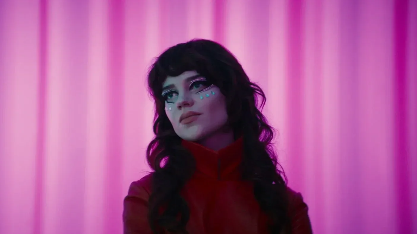 Sophie Thatcher as actress Elle in the film Her Private Hell.