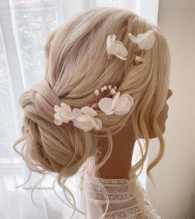 Beautiful &ldquo;AVA&rdquo; hairpiece 💕 soft and romantic ! Sale continue till end of May! Don&rsquo;t miss out with free shipping on all orders (Australia only)
.
#bridalaccessories #bride #wedding #ootd #style #hairstyle #bridehair #melbournehairs