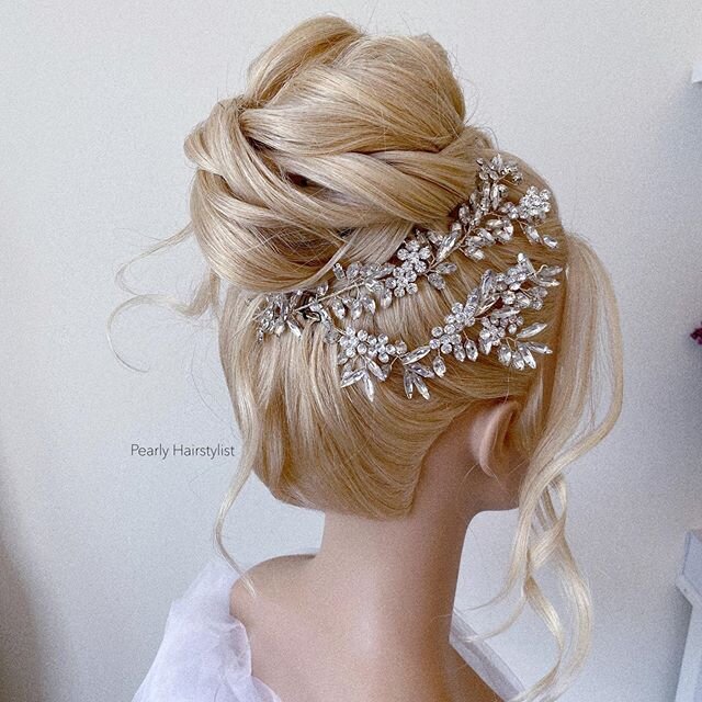 Who would love a statement piece for a high bun 🙋🏻&zwj;♀️
.
#hairbypearly .
.
.
#modernhair 
#hair #ootd #hairstyle #behindthechair
#bridalupdo #melbournehairstylist #hairinspo #haireducation #tonyastylist #bride #melbournebridalblogger #wedding #s