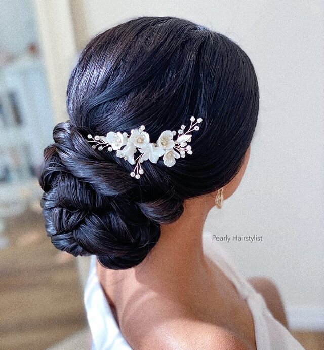 Another beautiful elegant and clean look bridal upstyle! Is this the style you&rsquo;re looking for? .
Hair and accessories by @pearly.hairstylist