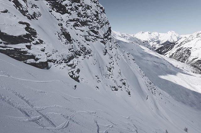 Nice lines today in Foliette.✨ @goldibeth @alpineculture .
.
@montura_official @dmdsnow @fatcanpoles @getuptitude .
.
.
.
.
.
#liveoutdoors #loveoutdoors #skiing #travel #stayfocus #winter #snow
#powderday #timetoplay #offpisteskiing #lovestfoy #skie