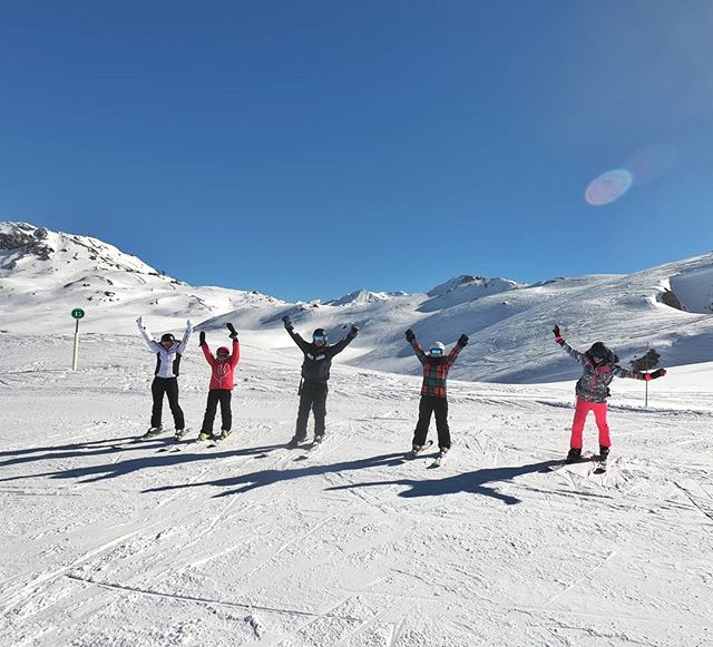 Happy families in these beautiful sunny weeks, temperatures are like in spring, but snow quality is still excellent on north faces! Did you know we are also teaching and guiding private groups and families? Make an enquiry! .
.
.
.
.
#rideyourtime #t