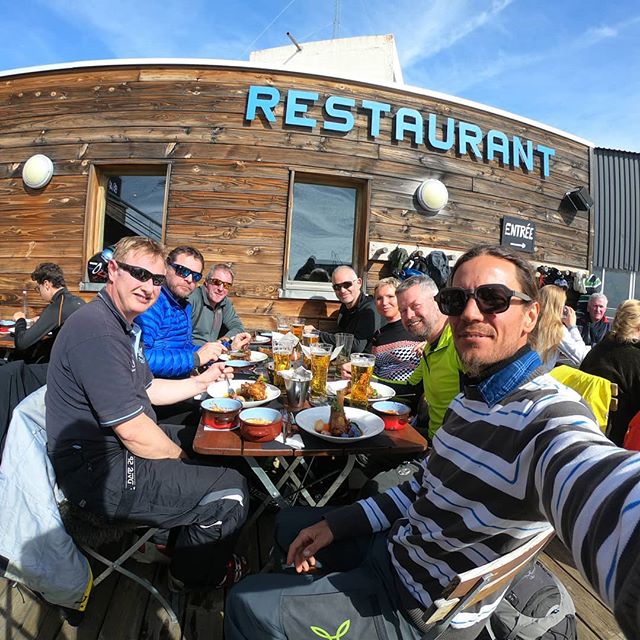 Lunch time @lesignalvaldisere in Fornet is always a must when you're skiing in Val d'Is&egrave;re. Did you know you can book the restaurants directly through Ride Your Time? One thing less to think for our clients during their holidays 😉🏔️🥘🥗🍾
.
