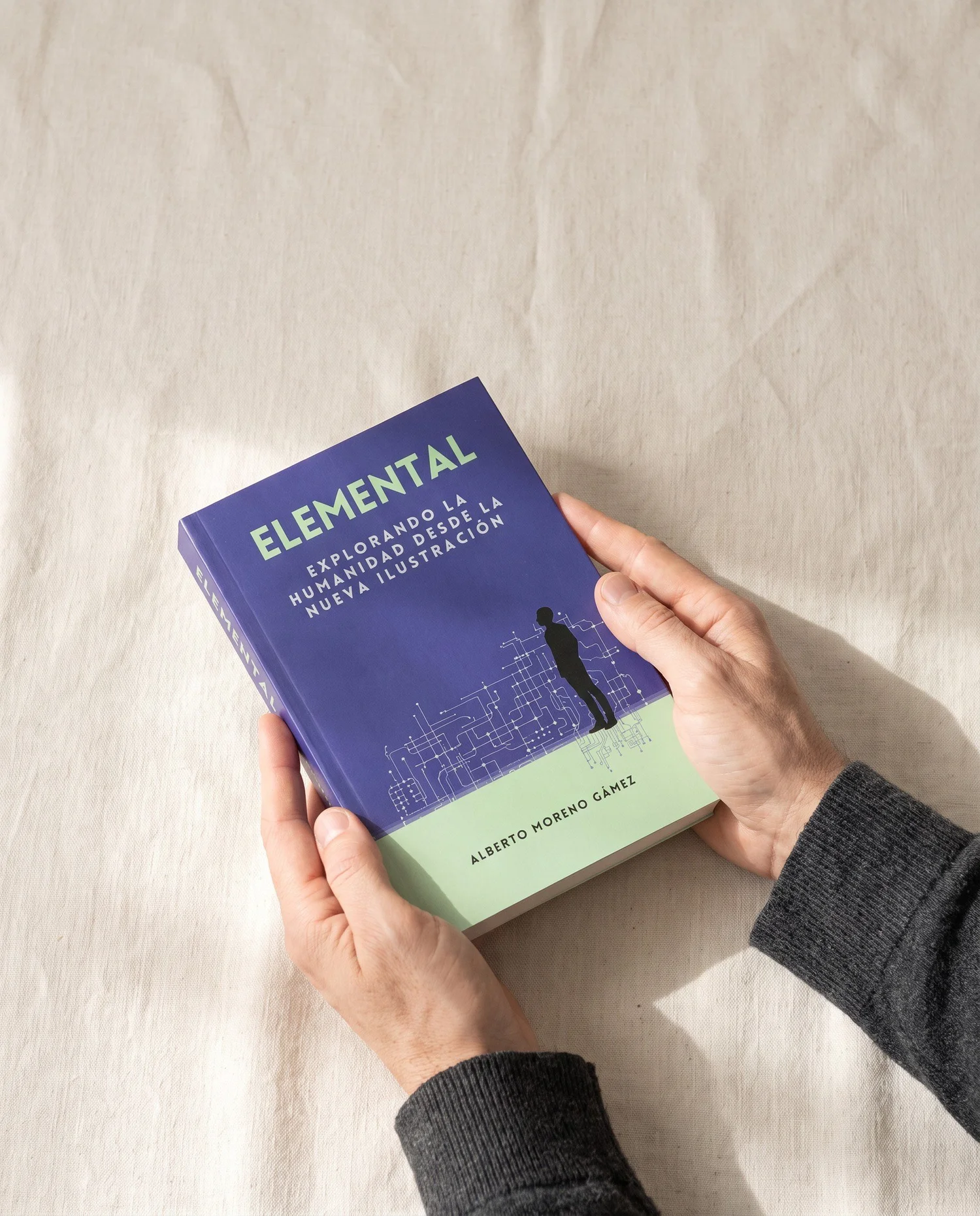Alberto Moreno Gámez con su libro Elemental