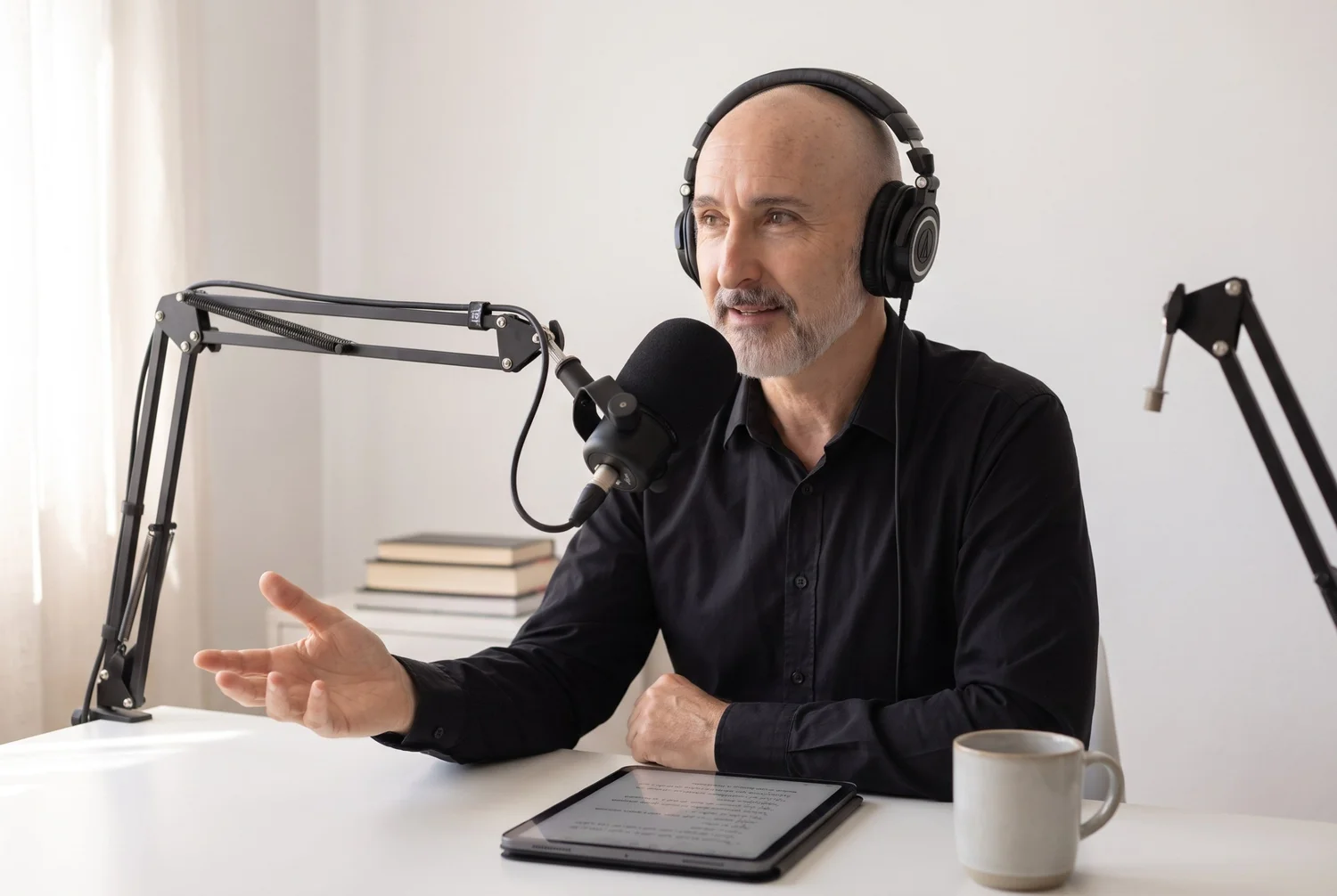 Alberto Moreno Gámez grabando Elemental Podcast