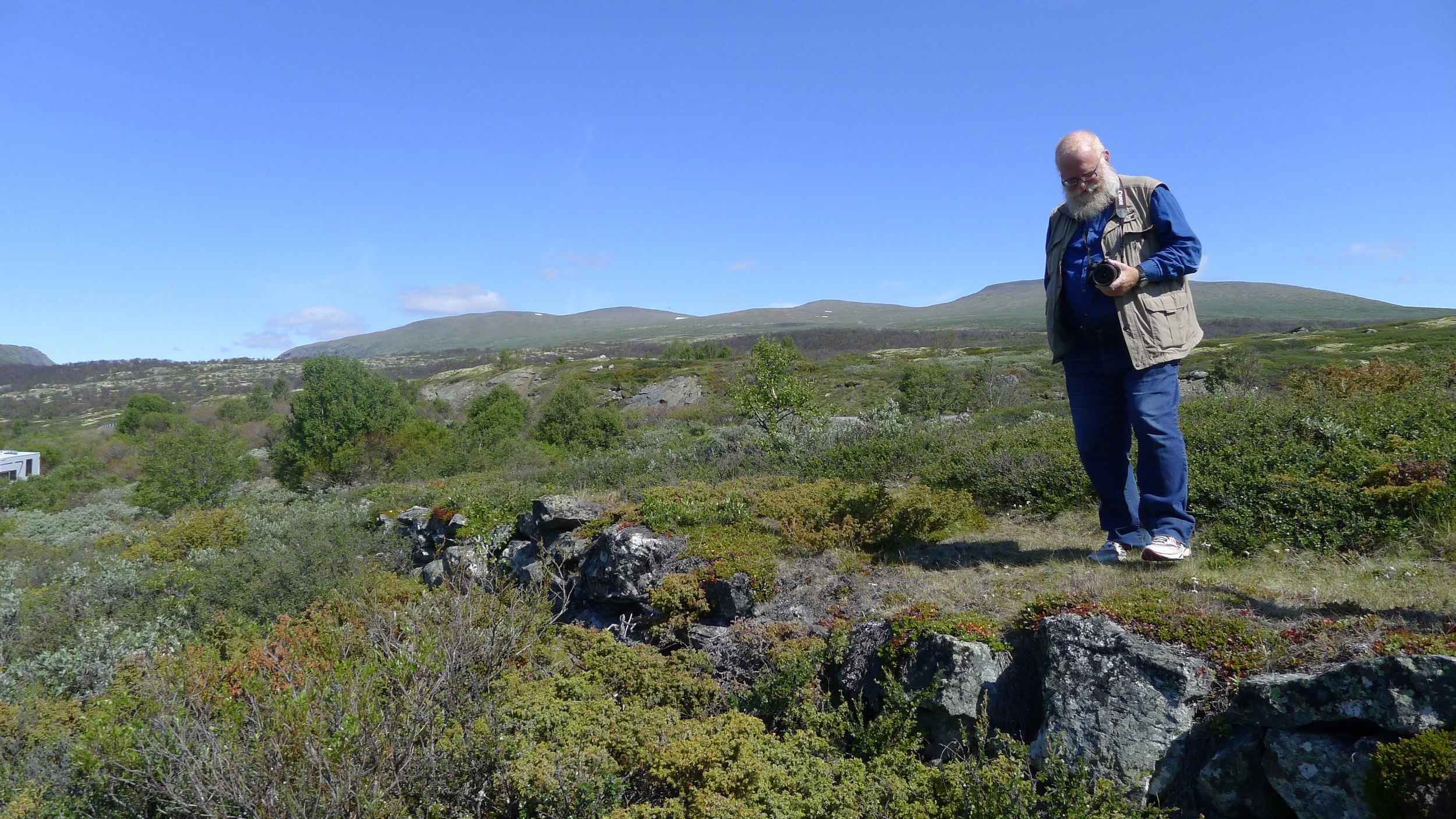 Geir Paulsrud på en strekning av kongevegen som ligger syd for Jøroskloppa. Foto: Marit Johansson