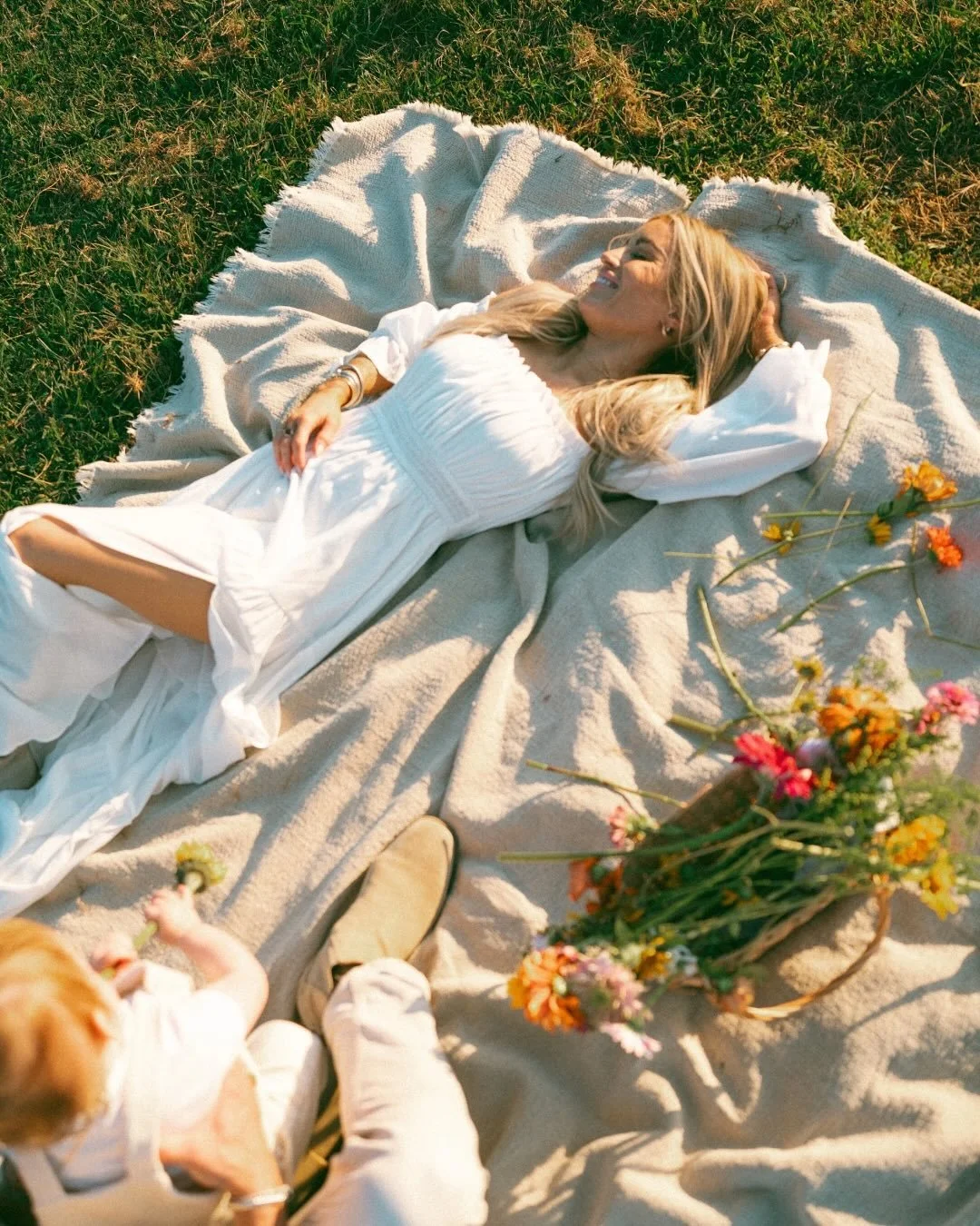 ☝🏼SAVE THIS FOR FUTURE INSPO! 

18 pages of images on this post and it&rsquo;s still not enough! 😅 When @gabriela reached out wanting a fun+relaxed+fields and wildflowers type shoot - SAY NO MORE! We had the best time chatting, giggling at adorable