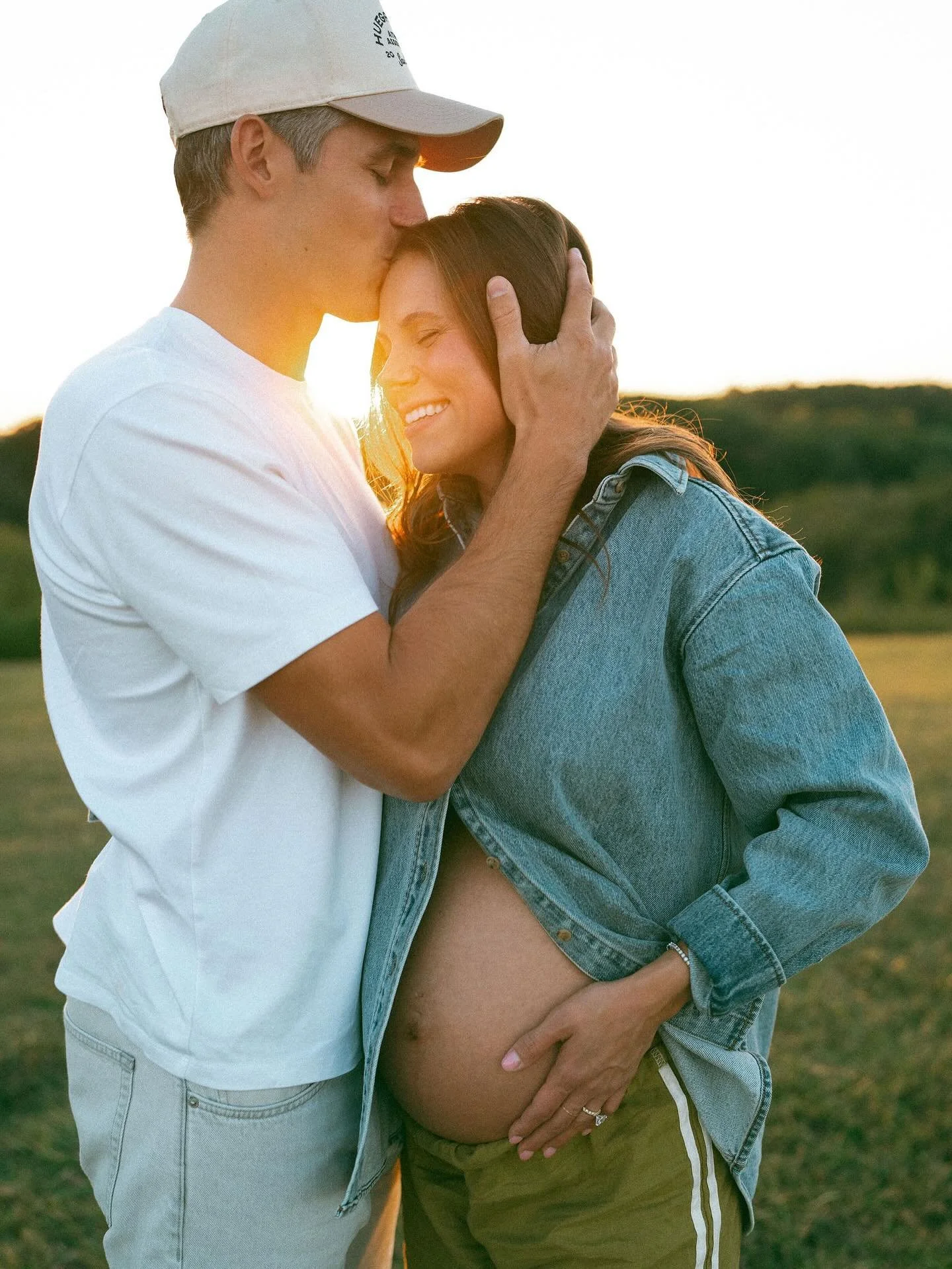 👆🏼 save this post for maternity inspo! 

@gracia.skjei and @bradyskjei wanted a session that was relaxed, simple, unforced poses while enjoying each other + their pups in nature. I think we nailed it 🫶🏻 so excited to this baby to arrive!!! 

&mda