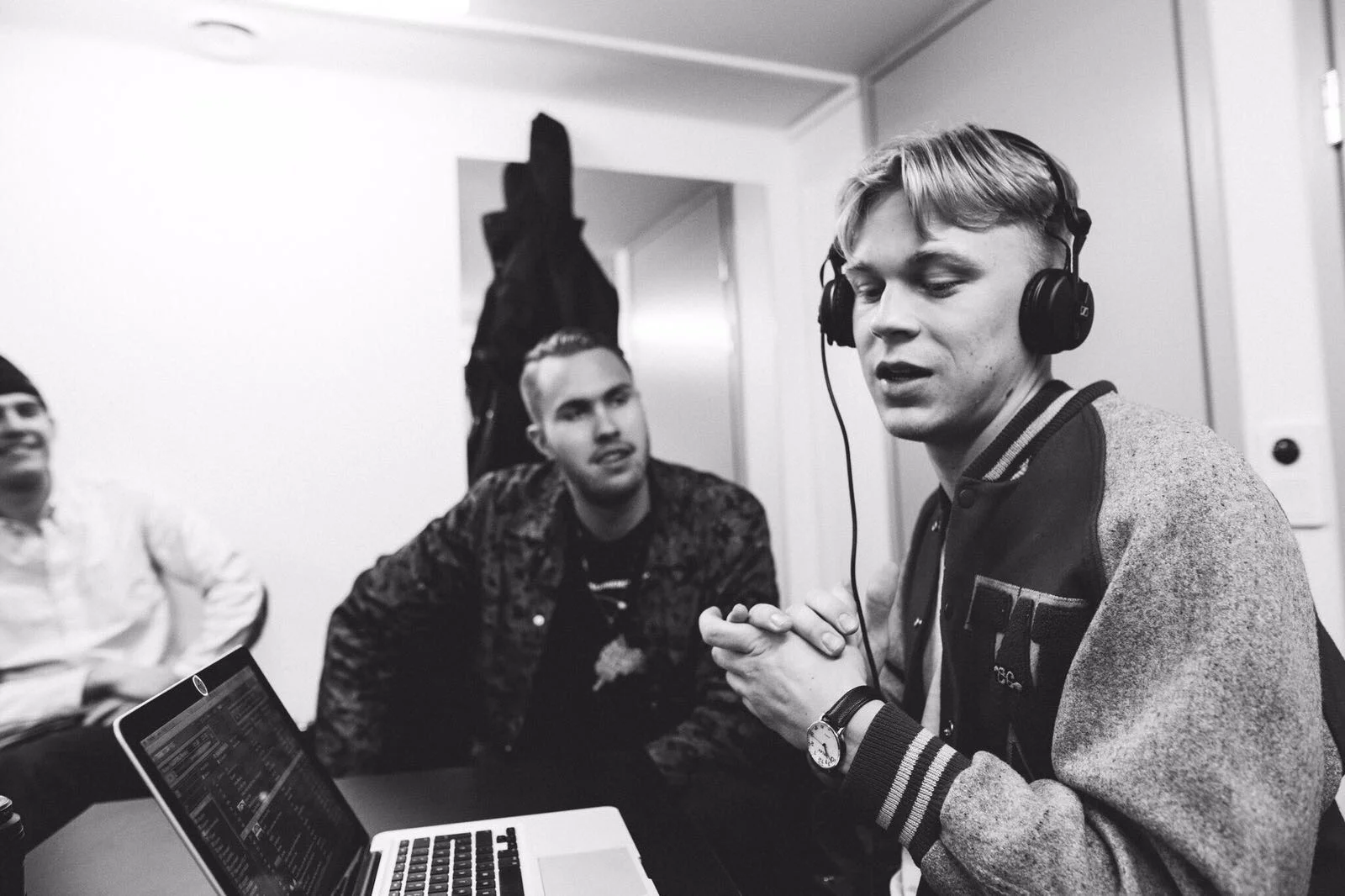 Catching up with KASPERG backstage. Photo by: Leo Lexter