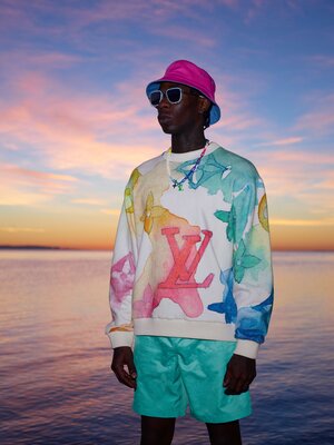21savage wears a @louisvuitton by @virgilabloh sweater, shades