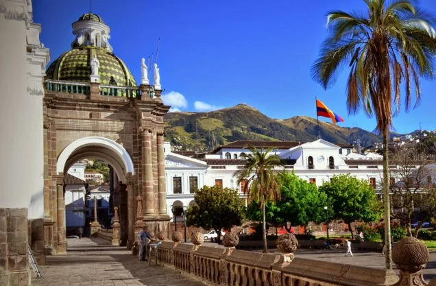 turismo-en-el-centro-historico-de-la-ciudad-de-quito-ecuador.jpg