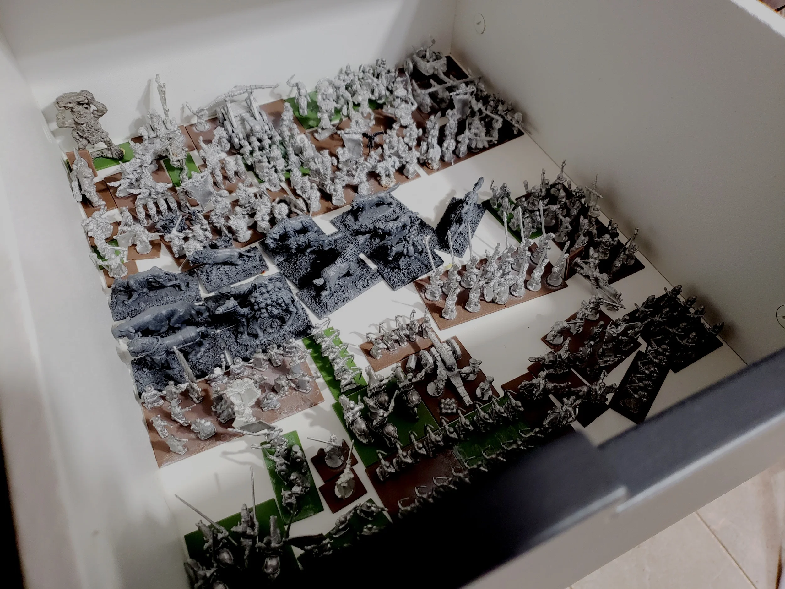 (Hordes upon hordes of unpainted warriors, sentenced to a battle-less existence)