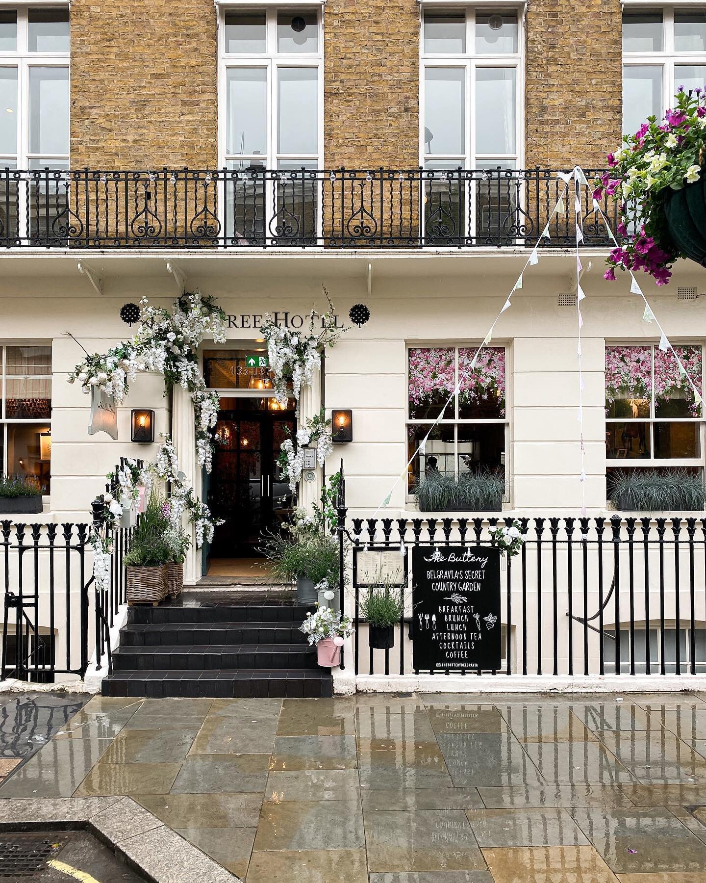 Visited the secret garden at @thebutterybelgravia today for brunch &mdash; gorgeous french toast with Nutella in a lovely rustic garden setting. They even have a veggie patch (and cover in case of rain, thank goodness!)
Had a little tour of the rooms