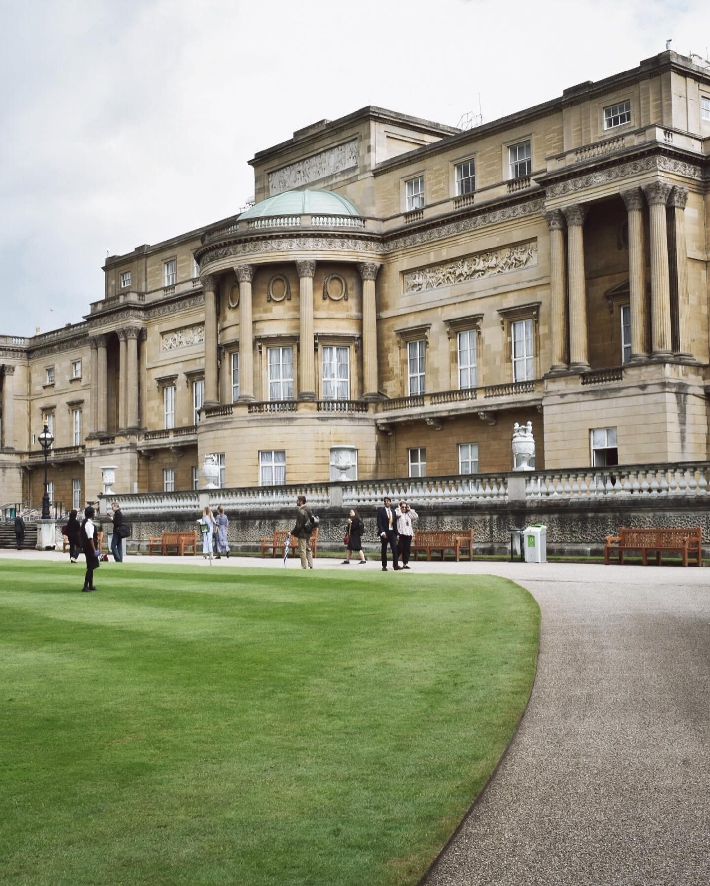 Visiting the gardens of Buckingham Palace last week (as you do!) &mdash; they&rsquo;re now open to the public till September. You can take a picnic or buy one there and have lunch in view of the palace, which feels pretty swish!
Thanks @royalcollecti