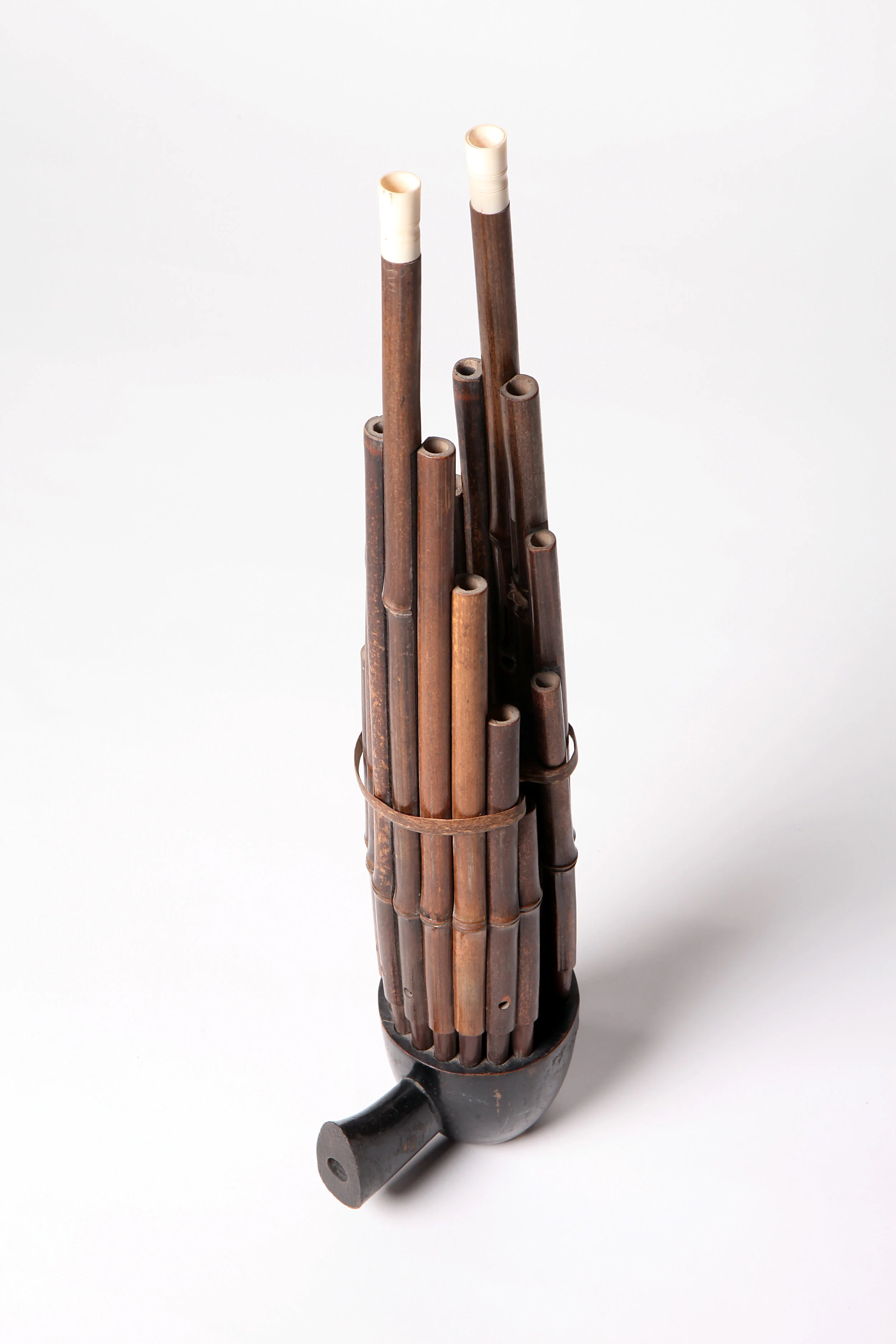 Sheng (mouth organ) is a wind instrument made of gourd. In Kunqu operas, sheng consisting of seventeen vertical pipes is often used to accompany dizi , which serves to produce “basic tunes”. According to Yangzhou Huafang Lu (The Pleasure Boats of Yangzhou) , “the sheng player is behind dizi player, and sheng can also play the role of suona ”. When enhancing the richness of sound and producing soothing rhythm, sheng can prolong the music when the singer takes a breath so the tunes won’t stop.