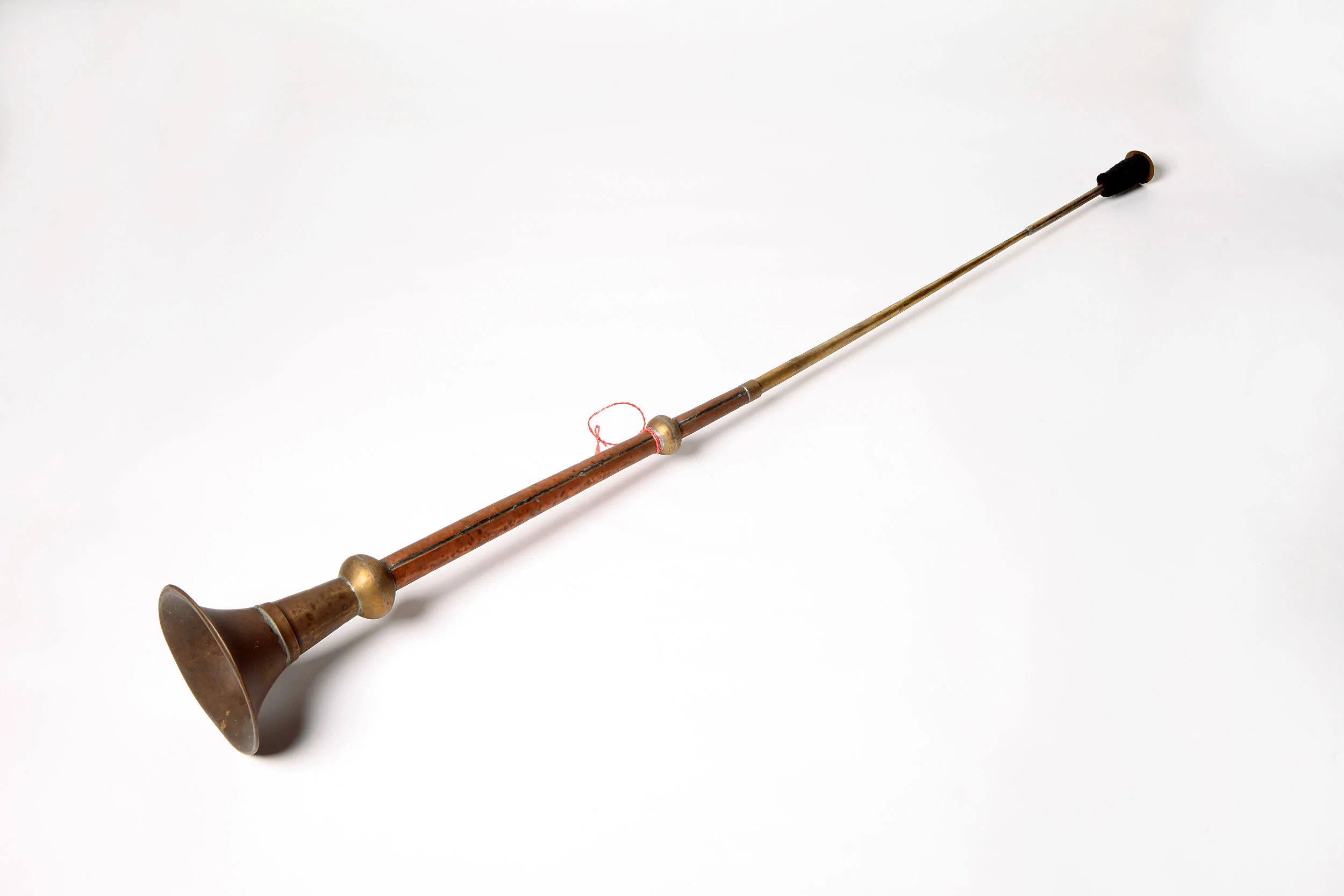 Changjian is also known as zhaojun (army recruitment) and xianfeng (vanguard), with no finger holes on its pipe. It can produce very sharp and loud sound. Changjian has been used in army since Ming and Qing dynasty. In kunqu opera, it is usually used to present the courtly scene of the general taking command.