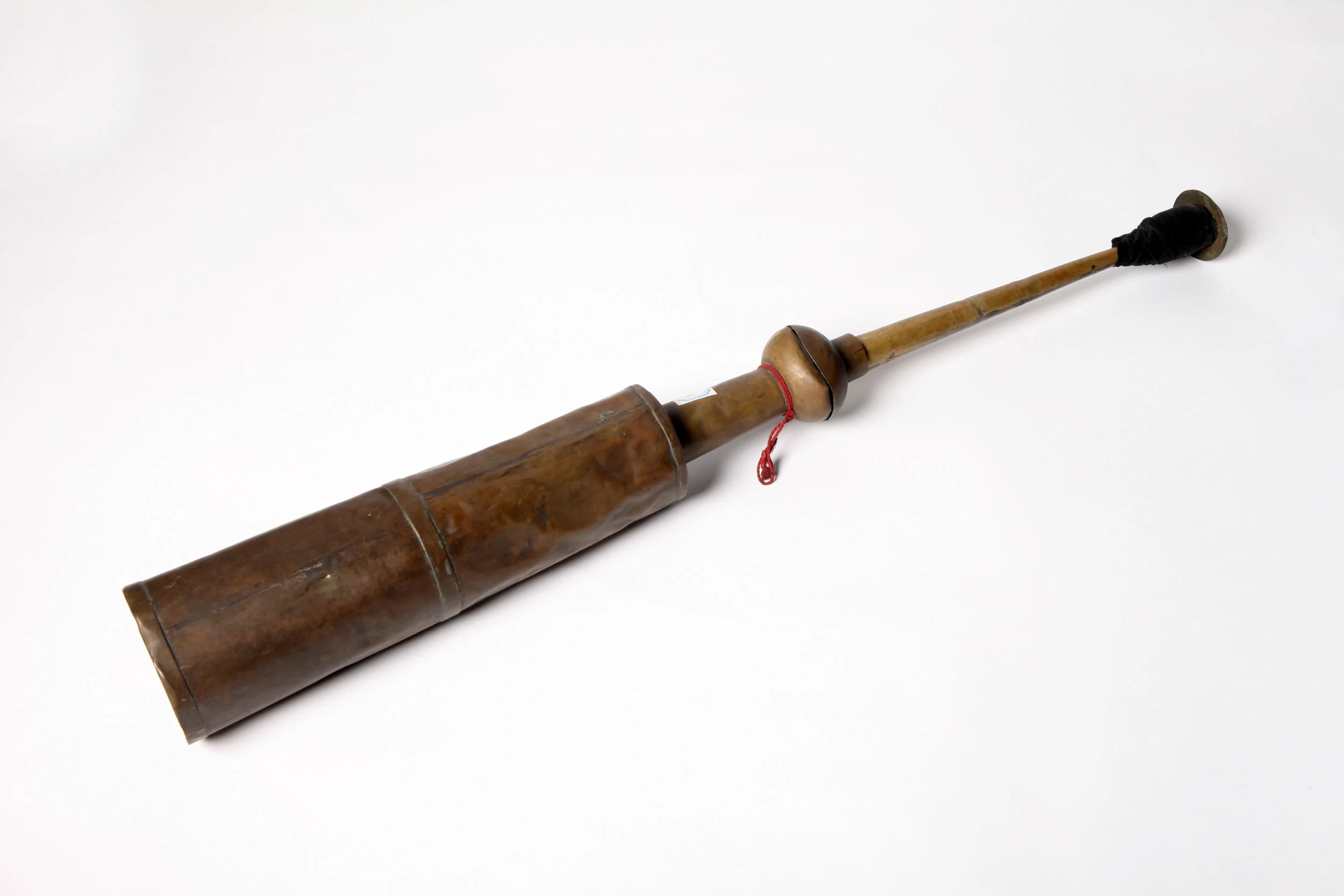 Haotong was used in army in ancient China. It can only produce monotone with magnificent and deep sound. In kunqu opera, it is used to present the scene of execution and shifan luogu (a traditional drumming and blowing genre).