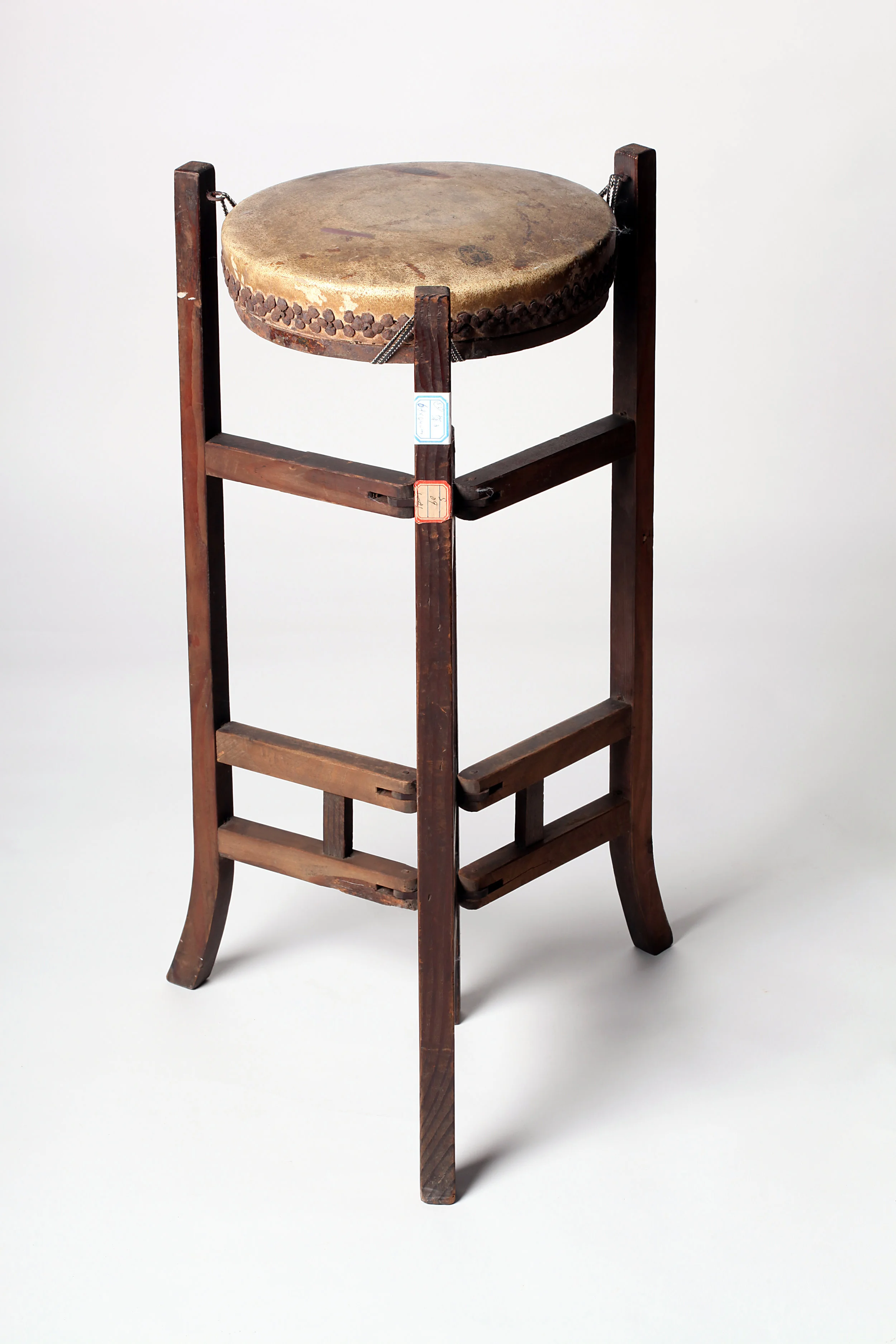 Tang gu (literally “hall drum”) is a percussive instrument made of leather with both sides stretched over by animal skin. It is beaten by two sticks and can produce full and deep sound. In kunqu opera, it is beaten to precede the beginning of the opera and accompany the performance for qupai music that present happiness ( xiqing ), ceremonies ( yanyue ) and religious rituals ( shenyue ) as a leading instrument.