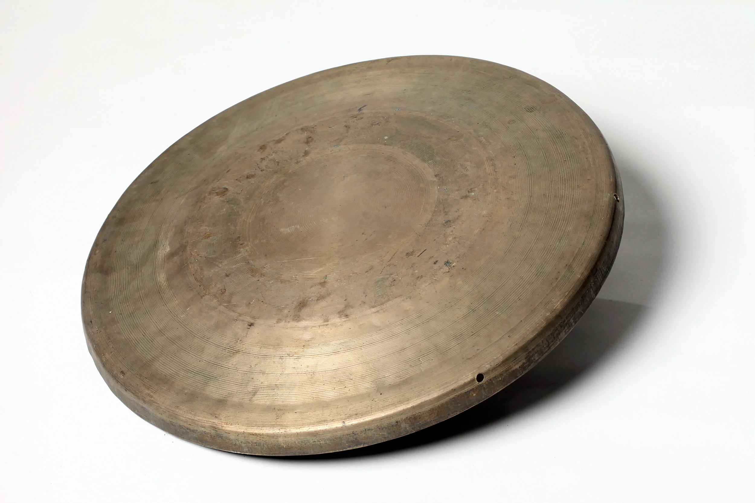 Daluo (large gong) is a percussive instrument made of bronze. Its sound is full, deep, rich and sustaining, which can be used to invoke emotions and strengthen the rhythm during the performance. Typically it is beaten in plays dominated by laosheng (old male roles) and hualian (painted-face roles), and martial plays.
