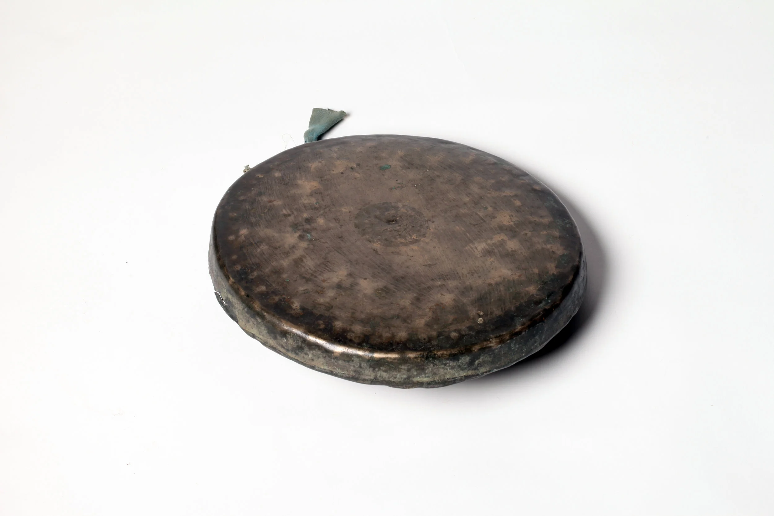  Malu o (literally “horse gong”) is a percussive instrument made of bronze. It is in the category of alto luo , and once was beaten during monkey tricks. In the kunqu opera Ruxiu ji—jiaoge (The Embroided Short Coat—Teaching Singing) , maluo appears on stage. It is sometimes also applied in luogu (percussive instrument) qupai (fixed tone-tune) and shifan luogu (a traditional drumming and blowing genre).