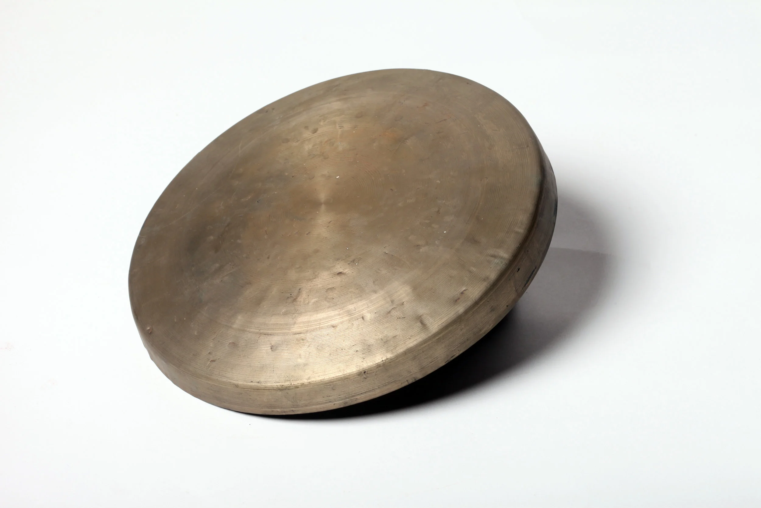 Chunluo (also chailuo , literally “spring gong” or “firewood gong”) is a percussive instrument made of bronze. During folk festivals, Chinese people play it on walk-on-stilts shows, so it got another name “ gaoqiao luo (stilts gong)”. It is flat shaped without boss, the diameter being about 20 centimeters. It is beaten with a gong pad, and often shows up in luogu (percussive instrument) qupai (fixed tone-tune) and shifan luogu (a traditional drumming and blowing genre).