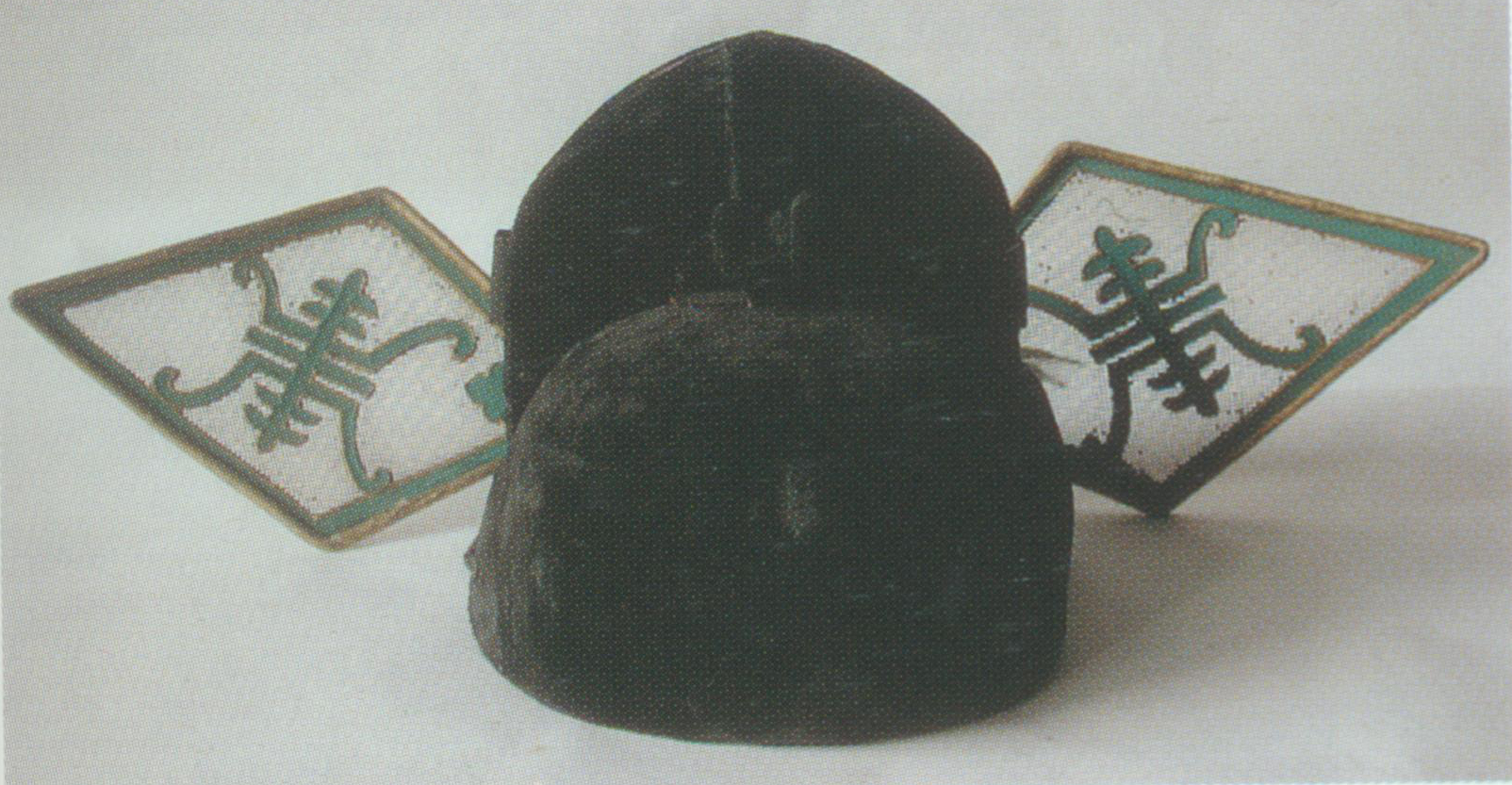 Pointed Gauze Hat A rigid helmet. Its full name is “gauze hat with pointed wings” and is also known as “the treacherous hat” because it is usually worn by disloyal officials. It resembles the square gauze hat in shape, except for its pointed wings. “Pointed” and “treacherous” are homophonic in Chinese, hence its two names.