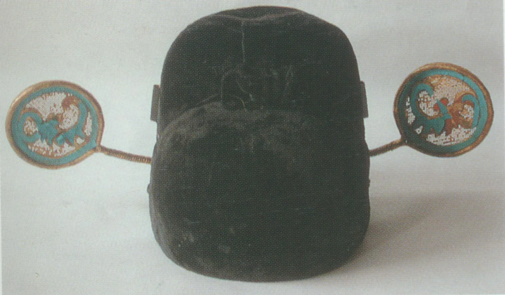 Round Gauze Hat A rigid helmet. Its full name is “gauze hat with round wings” and is also known as “dwarf hat”. It resembles the square gauze hat in shape in shape, except for the center dent atop.