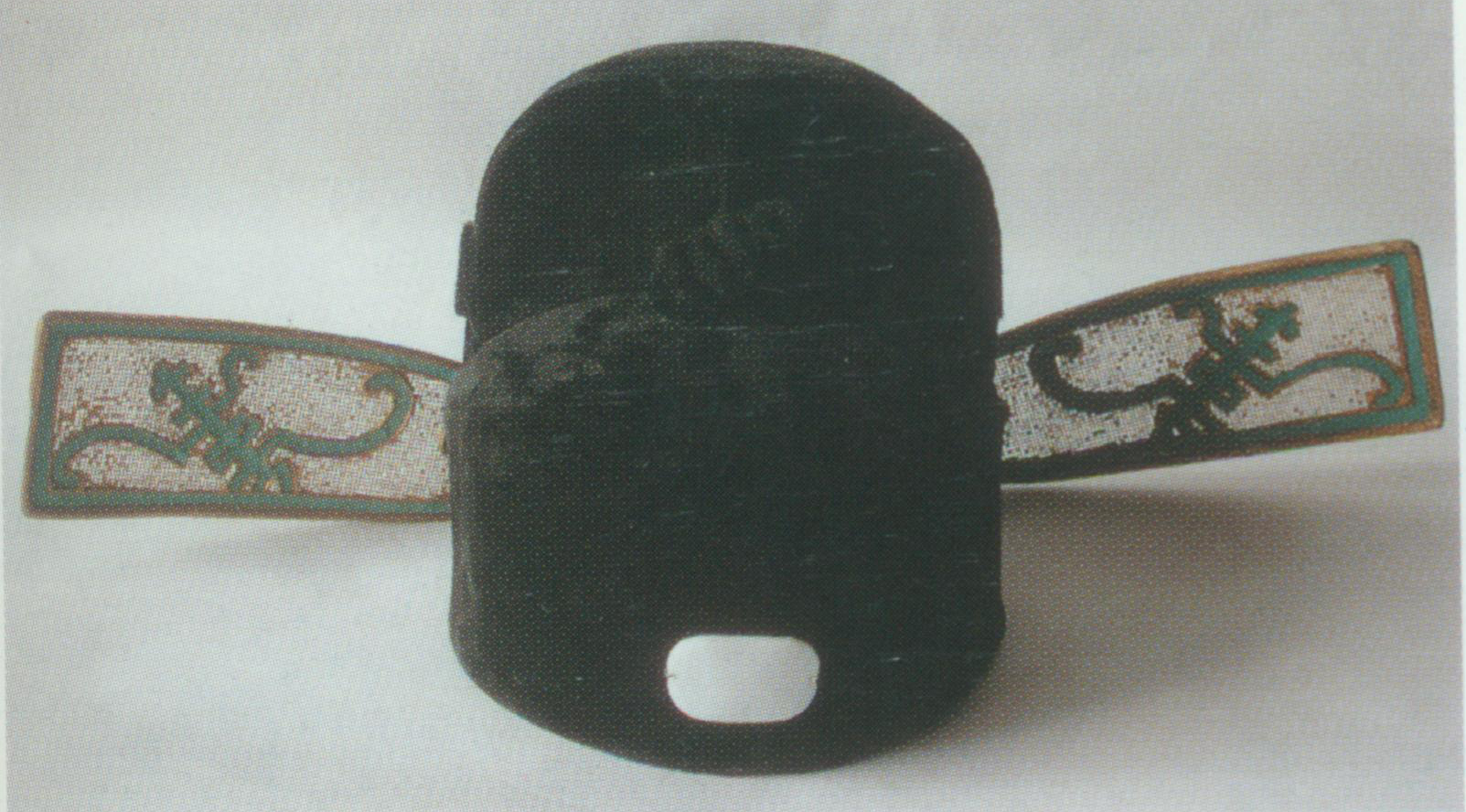 Square Gauze Hat A rigid helmet. Its full name is “gauze hat with square wings” and is also known as “the loyal hat”. It comprises the front and back parts. Its structure is shaped like a ladder from the side view, because the front part is lower than the back. The forefront and the top of the back part are arched. A pair of wings embroidered with the warped- shou (a Chinese character meaning longevity) pattern is attached to both sides. The wings may be brushed by gold or silver powder. The square gauze hat worn by young men ( Sheng ) has a small white rectangular jade ornament at the frontal center. Typically, it is the loyal officials who wear square gauze hats because the word “square” in Chinese also means “upright” and “impartial”.