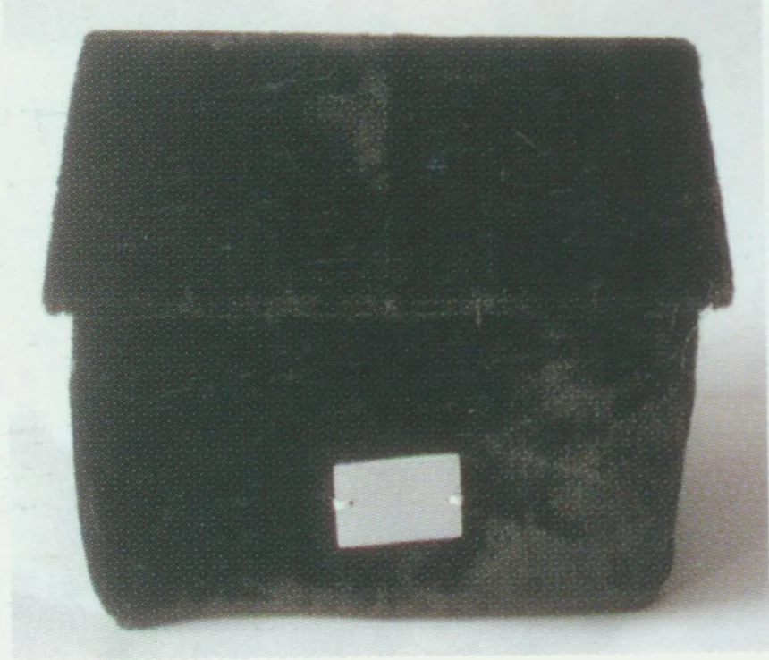 Short Square Scarf A soft hat. The short square scarf resembles the grand councilor scarf, except that it is all-black and slightly shorter. It has a pair of ribbons at the back and a small white jade rectangular ornament. Chou (the term for male clown roles in Kunqu ) characters wear this scarf.