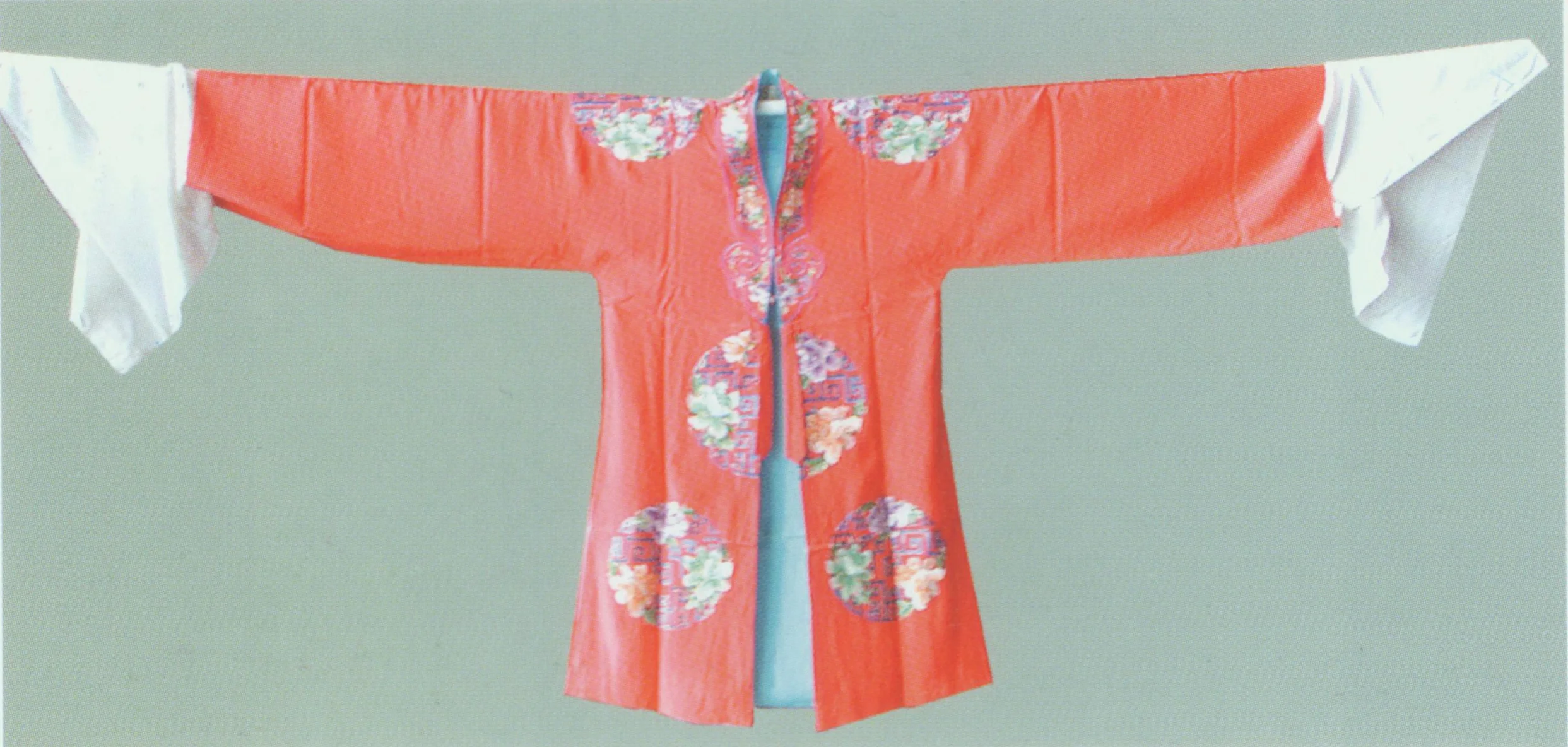 The Pair of Red Robes (Men and Women) Costume . The pair of is distinguished by its embroidered patterns like flowers in round frame, Chinese frets and rattans. Typically, officials and young ladies will wear red robes when they get married or have reunion. For example, Zhao Chong and Gui Zhi wear a pair of read robe in The Story of Selling Horses .