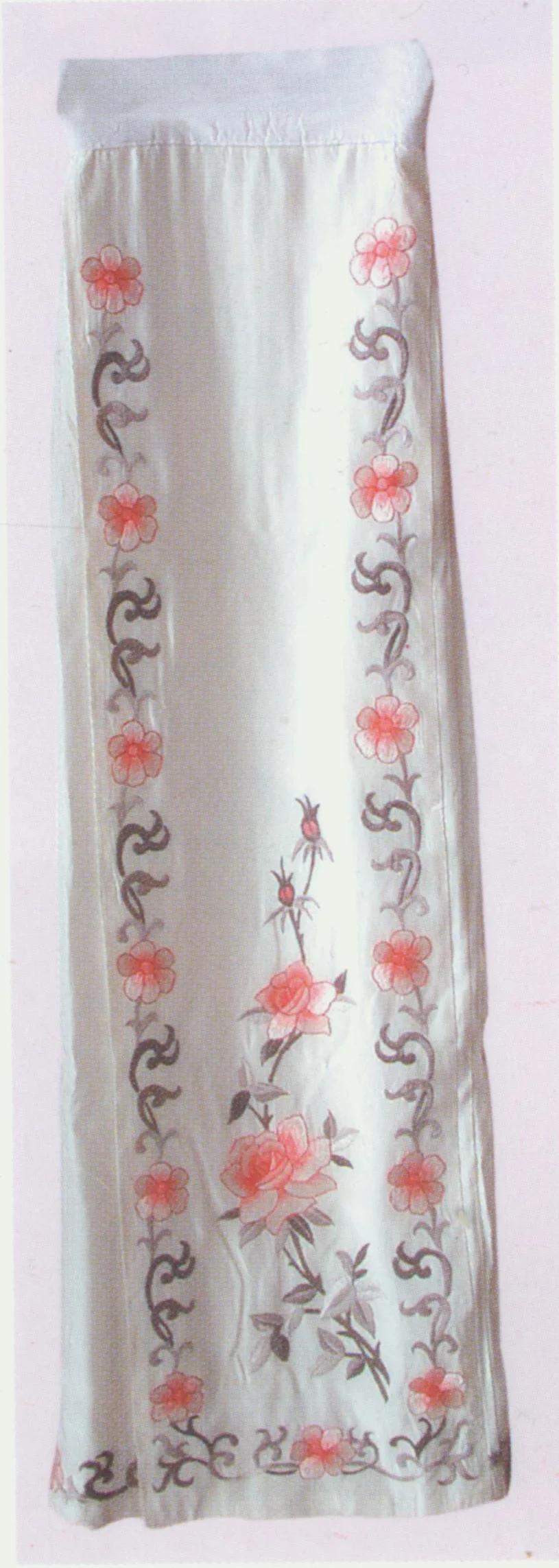 White Floral Skirt Costume. There are two types: narrow pleated floral skirt which has a hundred pleats, and wide pleated floral skirt which has much less pleats. Either the front or the back has a piece of smooth cloth (i.e. “horse face”), and is embroidered with a flower in round frame or scattered flowers at the frontal center. It is around three feet long and is edged with floral patterns. Thick white crape is used for this skirt. It is typically worn by the unmarried young girl, such as Du Li-niang in The Peony Pavillion .