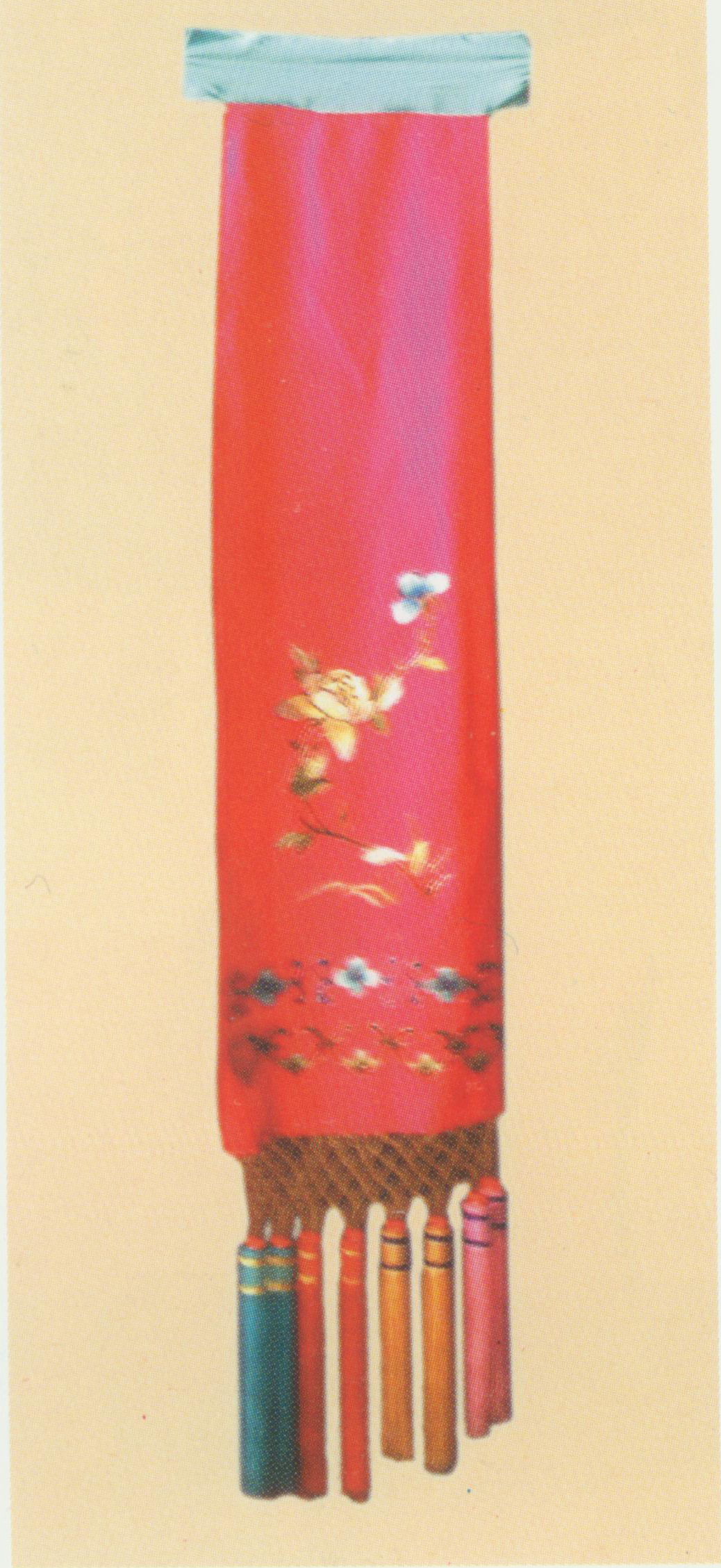 Long Handkerchief Also known as “Long Coloured Waist Sash” ( Hua Yao jin ). This sash is over ten feet long and about one foot wide, embroidered with patterns of flowers, plants, Chinese frets and ruyi -heads. It is mainly made of light-coloured crepe satin or silk. Characters such as the maid often ties this long handkerchief around her waist.