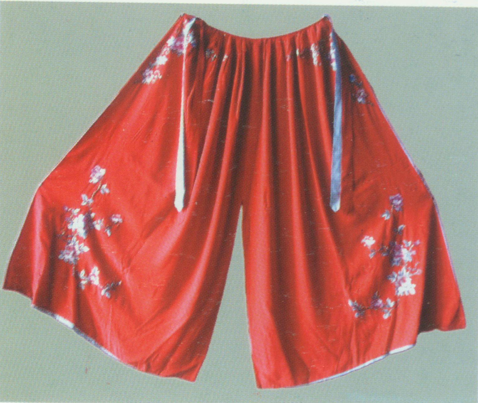 Cloak Costume. The cloak runs down to the feet and have an attached hood. It may have a small round neck and buttons down the front ( duijin ). But sometimes, the mandarin collar with a small button and a pair of ribbons may also be applied to cloaks. Almost all cloaks (including the hood) are embroidered with patterns of sea waves, two big dragons, luminous pearl and clouds. The only exception is the big red cloak, which does not have embroidered patterns at all. Colors like red, green and yellow are commonly used for cloaks. Women’s cloaks have more colours and typically embroidered with flowers such as phoenix, peony, chrysanthemum, or embellished with butterflies and birds. When characters are going outside or traveling, they often put on cloaks to protect themselves from the cold, rain or wind. Emperor Xuanzong of Tang, Chen yuanli and Gao Lishi wear yellow, red and yellow men’s cloak respectively in The Palace of Eternal Youth ; and Du Liniang wears a woman’s cloak in The Peony Pavilion .