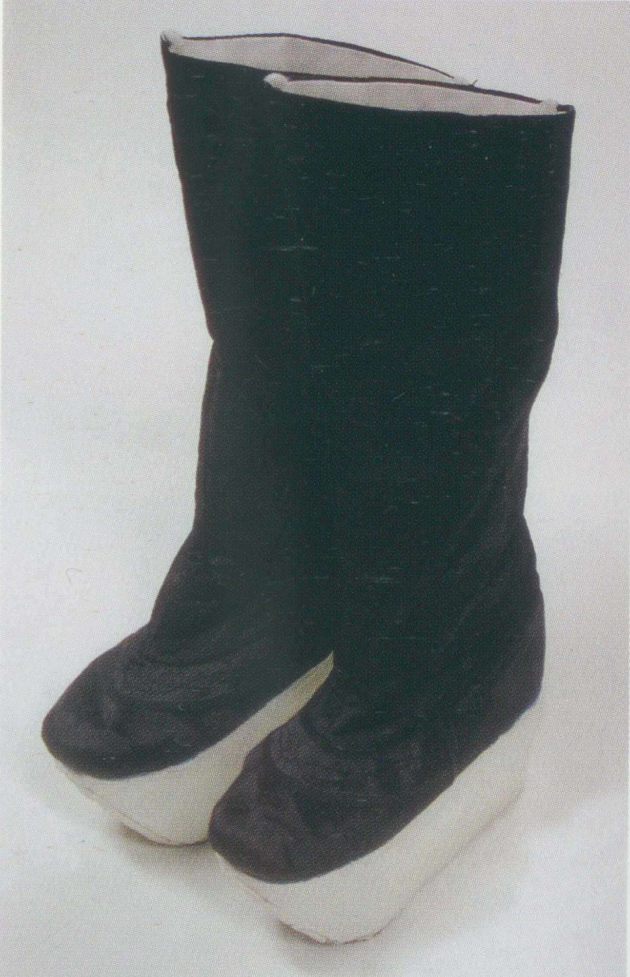 Gaodixue also named as houdixue for its thick sole. The sole is often white, and the top upper black. The colorful embroidered ones are rare. It is said that a performer playing Damian role invented the style, and later the garment is also worn by sheng and mo roles.