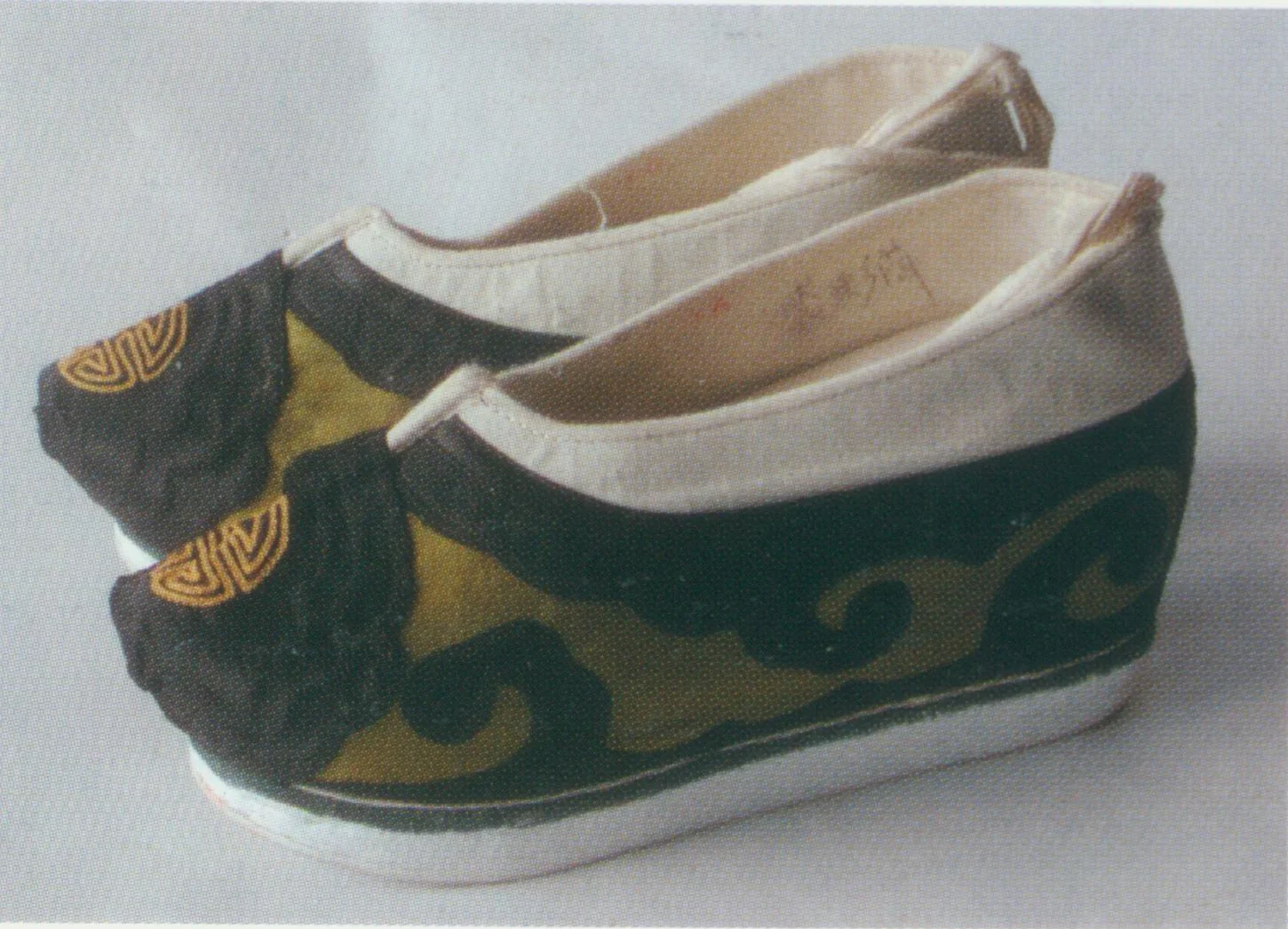 Xiangxie also named as fuzixie, flat slippers made of black velvet with fungus-shaped arabesque and other pattern. It is white round toe with thin sole; some have high heels but are rarely used.