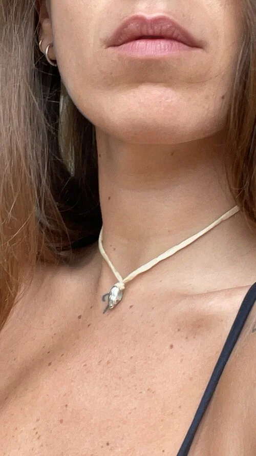 P.NINA   Produktion, Entwicklung und Design in New York!  P.NINA ist ein fortlaufendes Skulpturenprojekt von Peyton Sandle. Die tragbaren Muschelskulpturen wurden von Hand in New York aus rezykliertem Sterlingsilber gefertigt. Durch