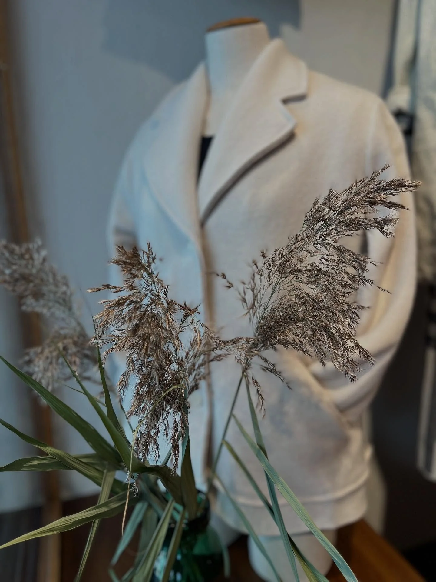 🤍 Sei umarmt, du wundervoller Herbst!🍂 
#herbstliebe🍁 
#goldenhour 
#weareready 
#rytzbern 
#slowfashion 
#kramgassebern