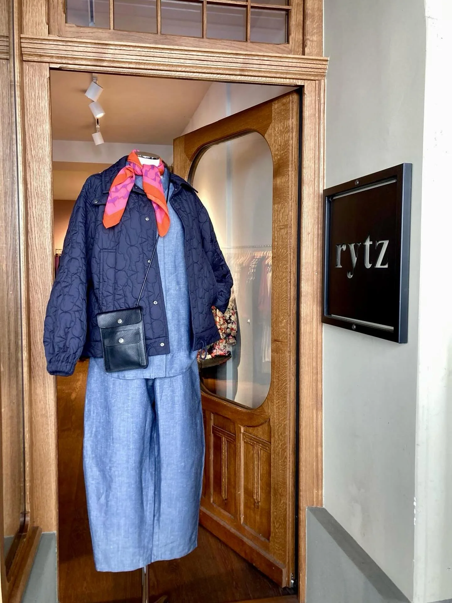 🤍Bonjour - wir sind wieder f&uuml;r euch da - voller Elan und Vorfreude 🤍 #comebyandsayhi 
#boutique #rytzbern #slowfashion
&mdash;&mdash;&mdash;
#shirt and pants #madeinholland #woolmix by Elsien G
#jacke #reversible  by Konrad