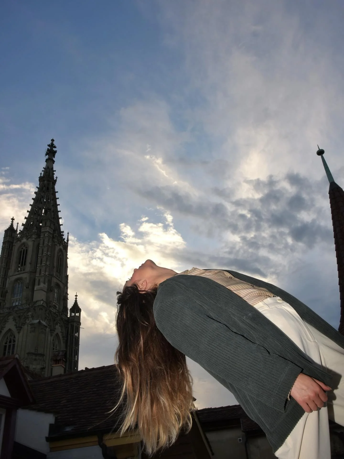 Die tanzenden Bl&auml;tter malen Herbstfarben an Himmel!
 
🍂Outfit 
#blazer Cord, #madeinspain @cusbarcelona 
#blouse, #madeinspain @cusbarcelona 
#chinopants, #madeinportugal @jungle_folk 
&mdash;&mdash;&mdash;&mdash;
#phography @tim.davoli 
#model