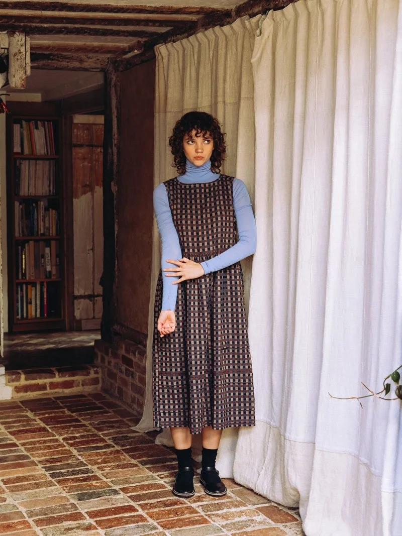    Sideline     Durchdachtes Design und subtile, unaufdringliche Details sind der Kern des britischen Labels für zeitgenössische Damenmode. Jede Kollektion wird von der Gründerin Ellen Brookes im SIDELINE-Studio an der Südküste Englands entworfen.  