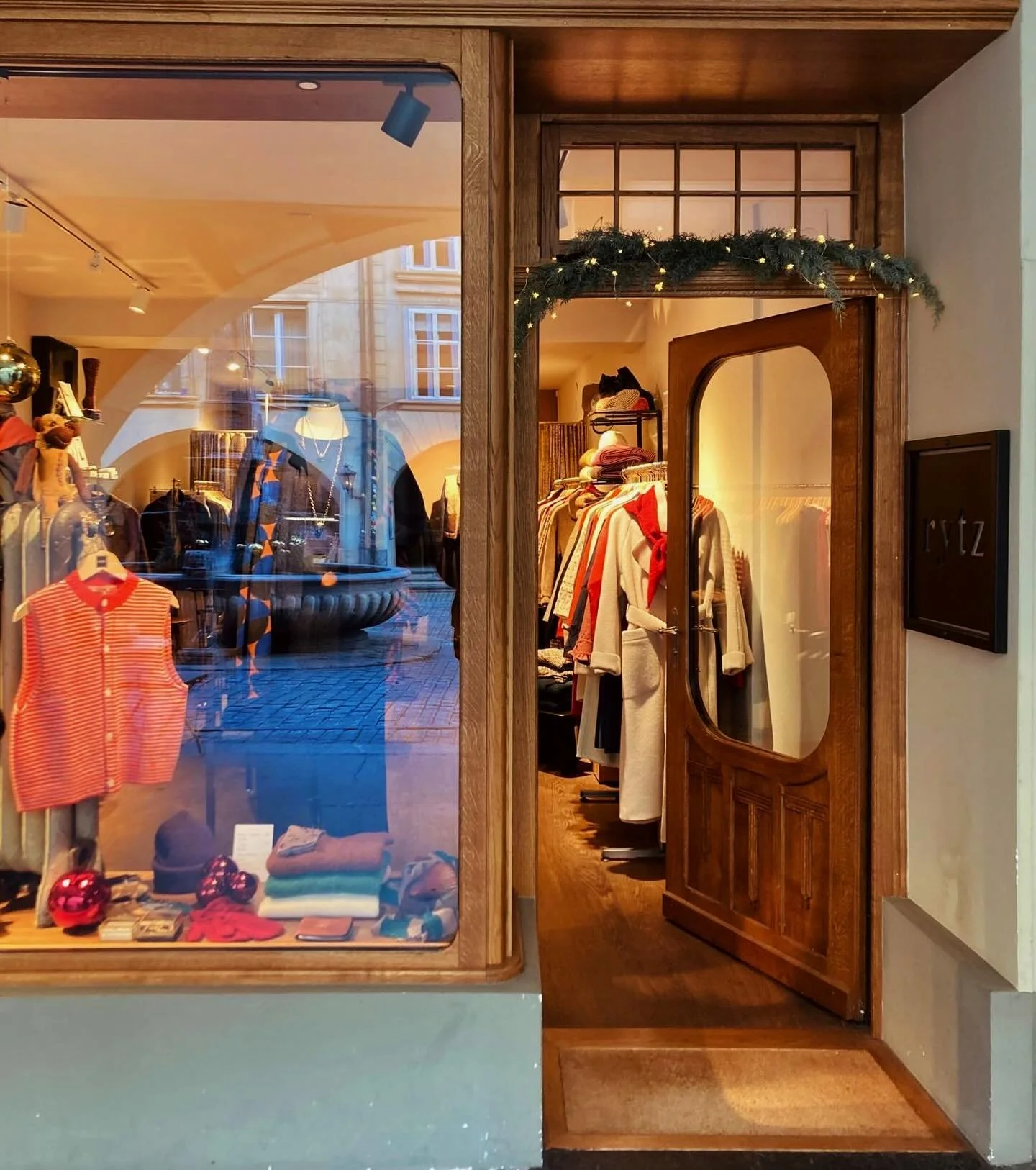 💫 Ob Gutschein, Socken, Haarspange, Schmuckst&uuml;ck, Schal oder M&uuml;tze, unsere Auswahl ist klein, fein und garantiert pers&ouml;nlich.
Wir freuen uns auf Euch!
Wahre Sch&ouml;nheit bestimmt sich selbst! 
&mdash;&mdash;&mdash;
#slowfashion 
#bu