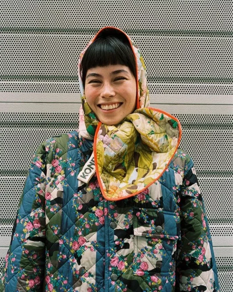   Konrad by Konrad   Design in München, Entwicklung und Produktion  in Norditalien 520 km von Bern!  KONRAD, gegründet von Konrad Huber, ist eine in München ansässige Marke, die einzigartige – manchmal gewagte und farbenfrohe – Drucke mit zeitlosen D