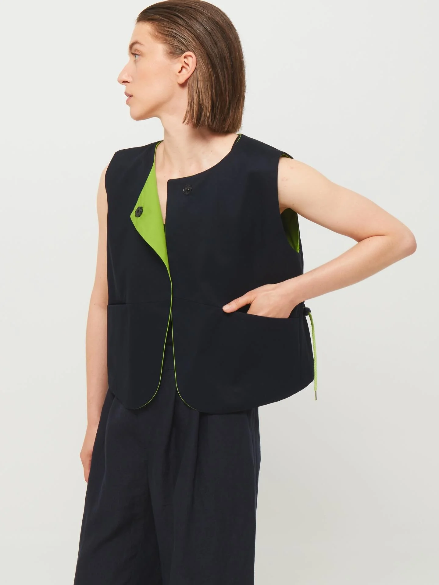 🤍gilet a modern layering piece&hellip; elevate your daily look 💫
&mdash;&mdash;&mdash;
#photography @elsiengringhuis 
#oodt #gilet #slowfashionstyle 
#rytzbern old city of Bern 
&ldquo;Wahre Sch&ouml;nheit bestimmt sich selbst!&rdquo;