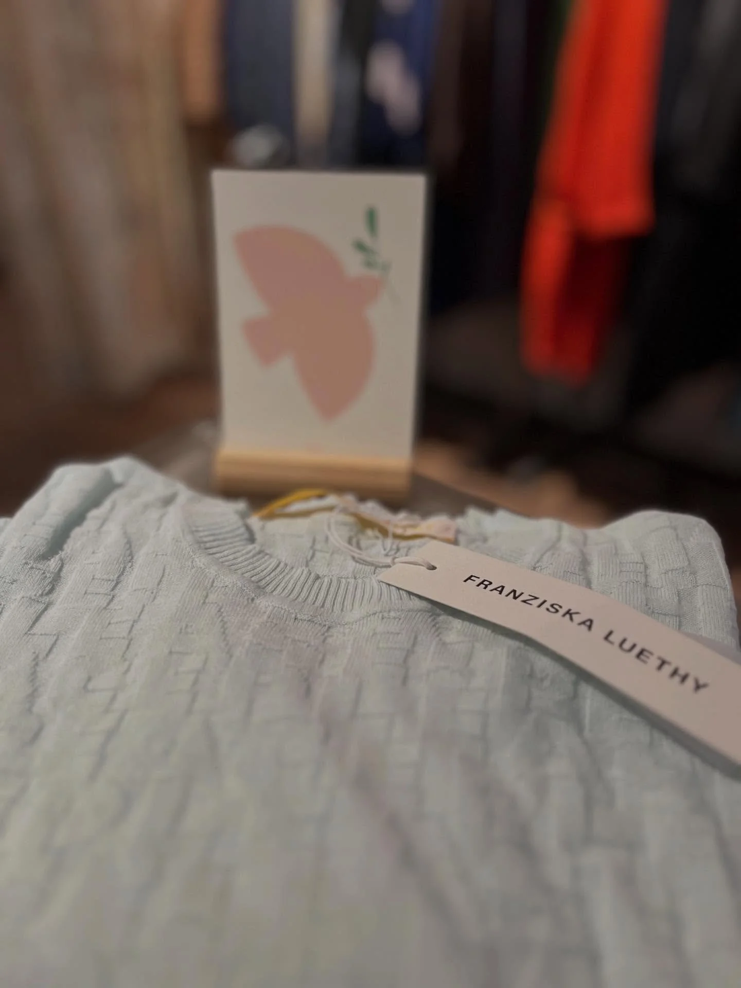 🤍 Peace Please 🤍
Die aktuelle Weltlage bewegt uns wohl alle, umso mehr w&uuml;nschen wir uns ein friedvolles Jahr 2026. 
Die Schweizer Modemacherin Franziska L&uuml;thy verleiht diesem Wunsch mit ihrem T-Shirt &laquo;Peace Please&raquo; Ausdruck.
B