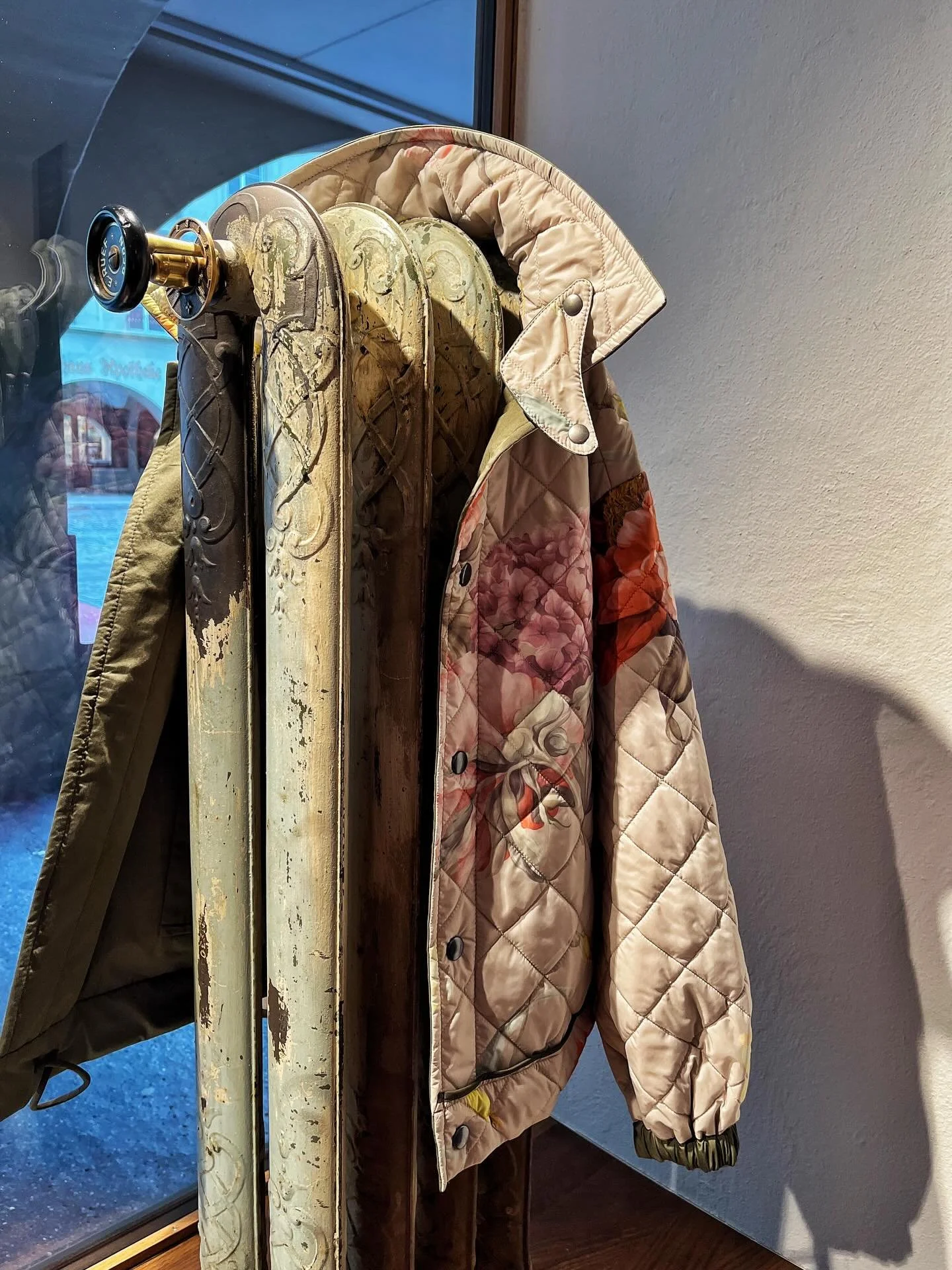 🤍 &hellip;In jedem Winter wohnt ein zarter, zitternder Fr&uuml;hling.
Danke f&uuml;r das w&auml;rmende &Ouml;felchen, das uns durch die kalten Tage getragen hat. @metall_und_form 

Jetz klopft der Fr&uuml;hling an und die ersten Lieblingsst&uuml;cke