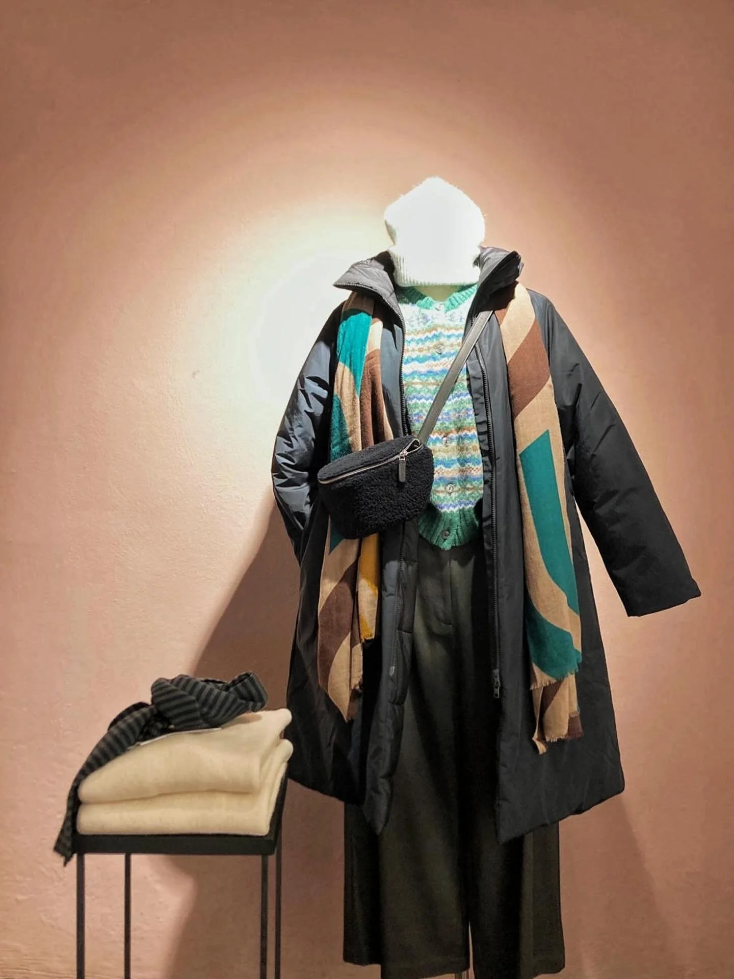 🤍stay warm and cozy! 
&ldquo;Hot cocoa and a sweater, make everything better.&rdquo;

#winteroutfit #slowfashion #rytzbern