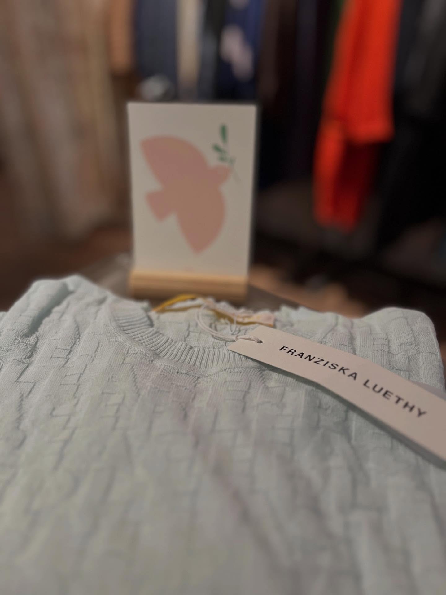 🤍 Peace Please 🤍
Die aktuelle Weltlage bewegt uns wohl alle, umso mehr w&uuml;nschen wir uns ein friedvolles Jahr 2026. 
Die Schweizer Modemacherin Franziska L&uuml;thy verleiht diesem Wunsch mit ihrem T-Shirt &laquo;Peace Please&raquo; Ausdruck.
B