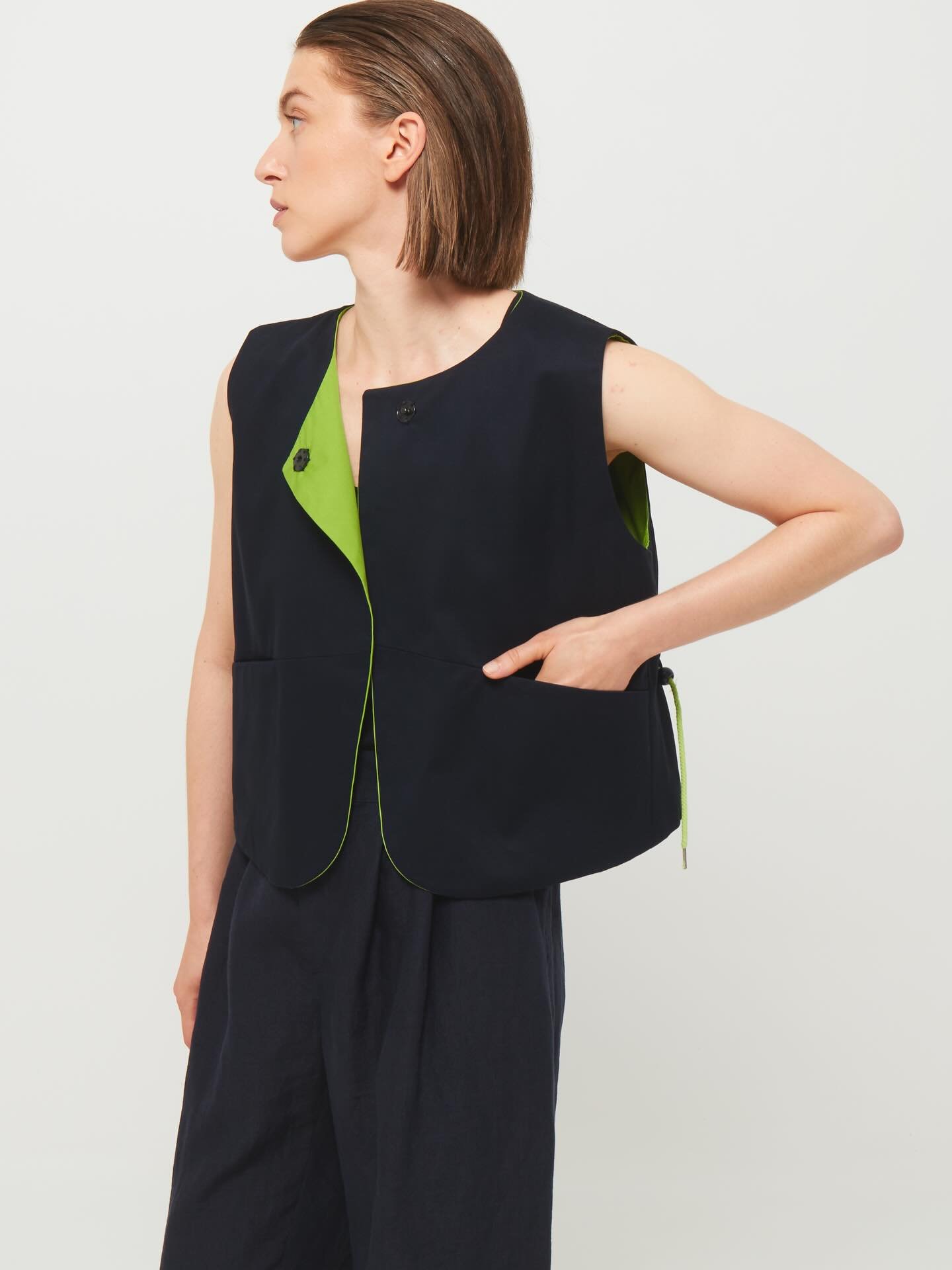 🤍gilet a modern layering piece&hellip; elevate your daily look 💫
&mdash;&mdash;&mdash;
#photography @elsiengringhuis 
#oodt #gilet #slowfashionstyle 
#rytzbern old city of Bern 
&ldquo;Wahre Sch&ouml;nheit bestimmt sich selbst!&rdquo;