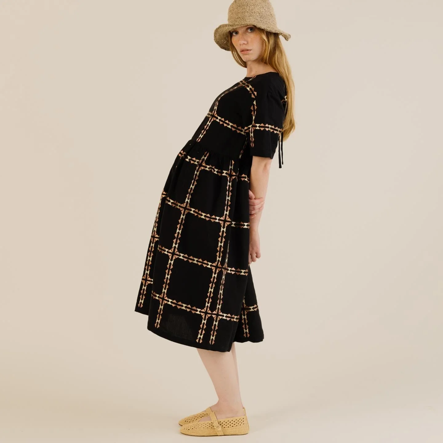 ☀️ Fr&uuml;hlingssehnsucht&hellip;..
&mdash;&mdash;&mdash;
Beautiful dress @sideline_ww 
&mdash;&mdash;&mdash;
#slowfashion #transseasonal #rytzbern #oldcityofbbern
💫 Wahre Sch&ouml;nheit bestimmt sich selbst!